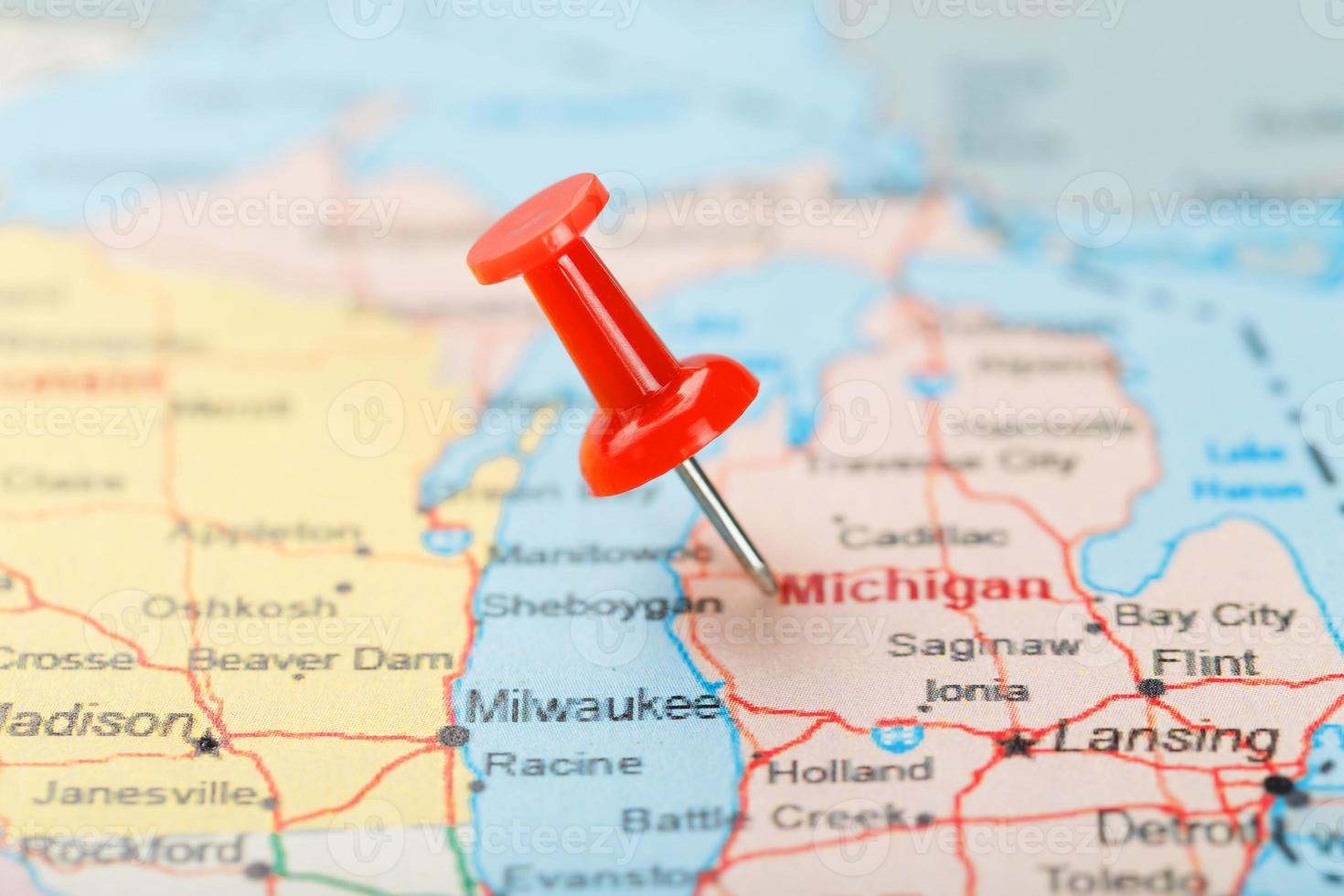 rood klerikaal naald- Aan een kaart van Verenigde Staten van Amerika, Michigan en de hoofdstad lansing. dichtbij omhoog kaart van Michigan met rood tack foto