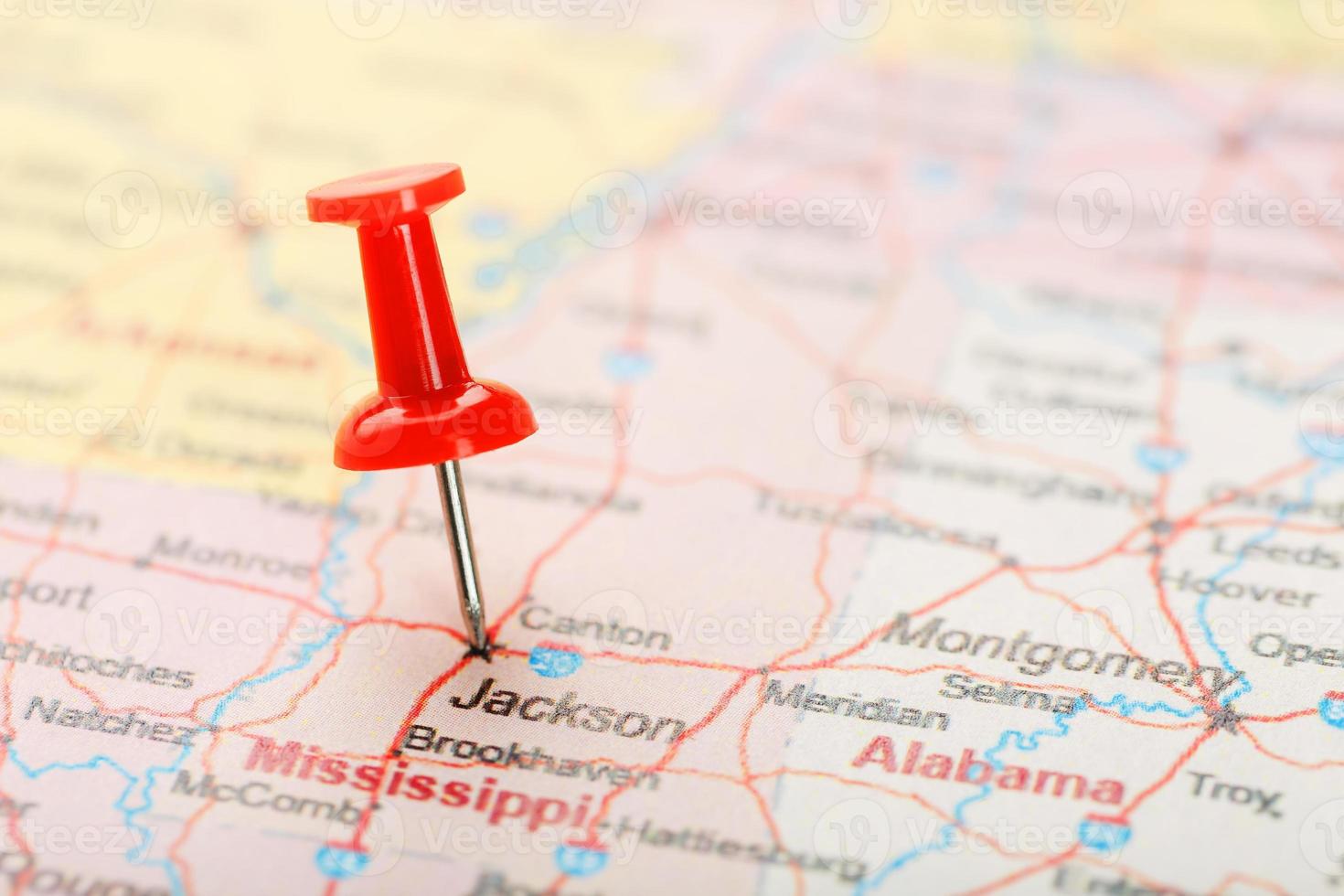 rood klerikaal naald- Aan een kaart van Verenigde Staten van Amerika, zuiden Mississippi en de hoofdstad Jackson. dichtbij omhoog kaart van zuiden Mississippi met rood tack foto