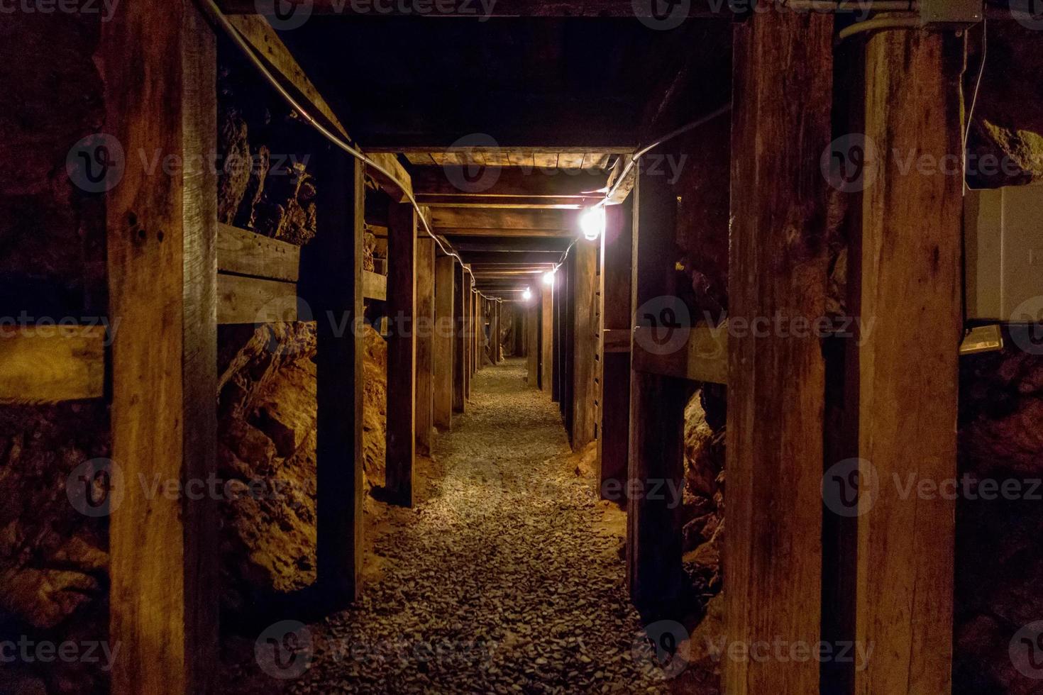 ondergrondse mijnpassage in de bergen foto