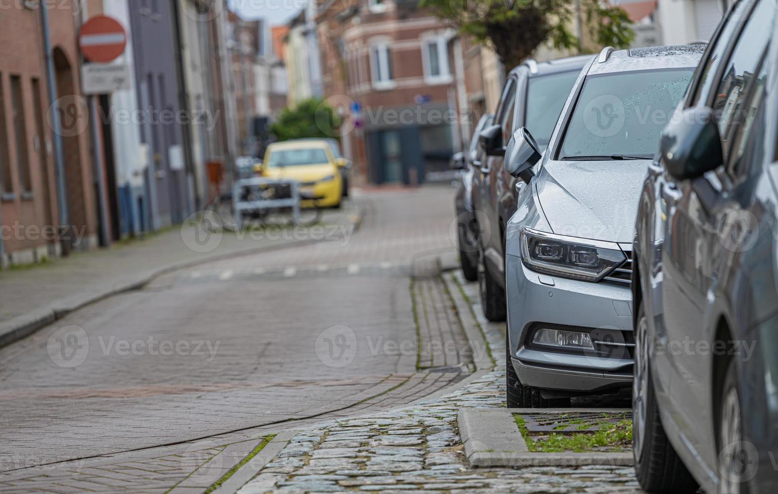 auto's geparkeerd Aan de straat na regen. foto