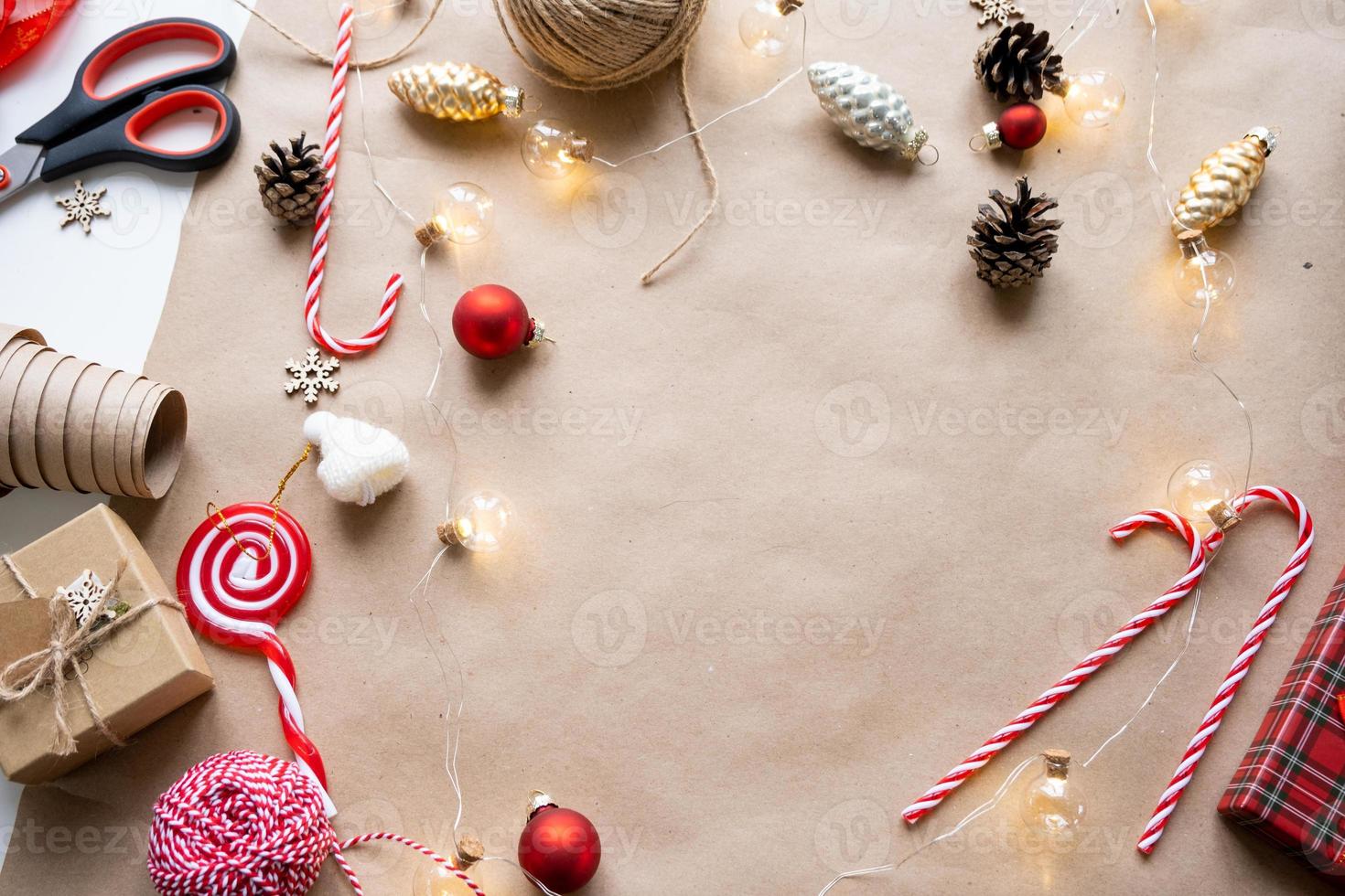 lay-out met ruimte voor tekst Kerstmis themed Aan kraft papier, lint decor, geschenkdoos, kegels. gelukkig nieuw jaar, geschenk inpakken, hand- gemaakt foto
