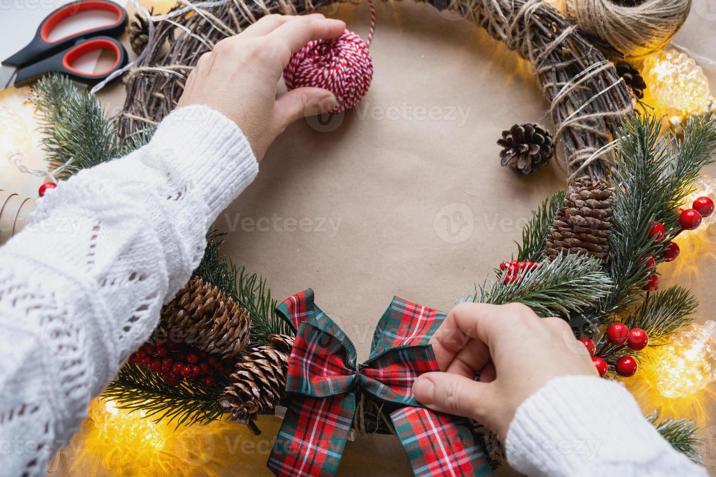 maken een Kerstmis krans met uw eigen handen. vakantie voorbereiding, huis decoratie, nieuw jaar foto