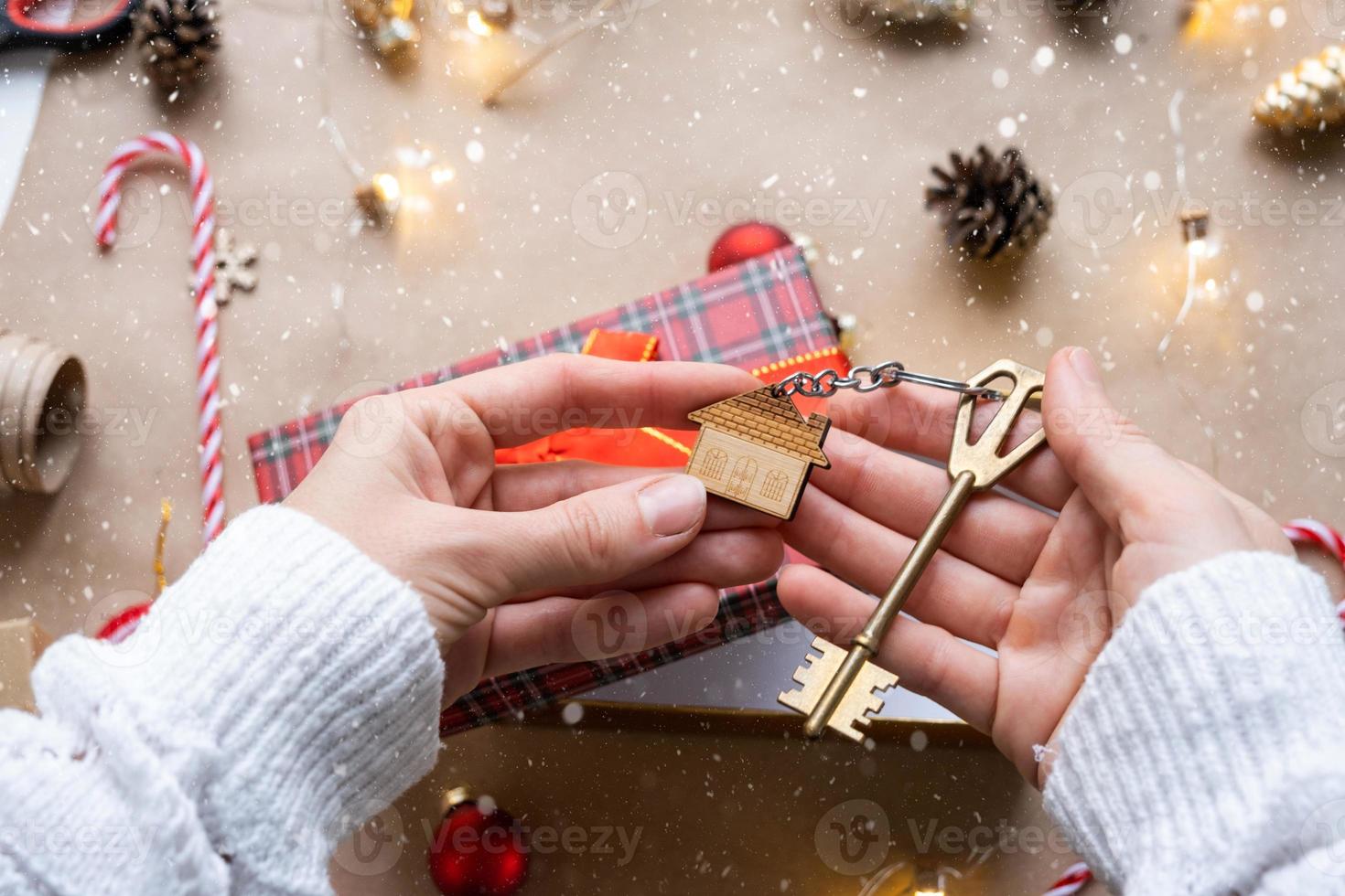 sleutel naar huis met sleutelhanger Aan knus huis in geschenk doos met Kerstmis decor verpakking. pak Cadeau voor nieuw jaar, kerstmis. gebouw, projecteren, in beweging naar nieuw huis, hypotheek, huur, aankoop echt landgoed foto