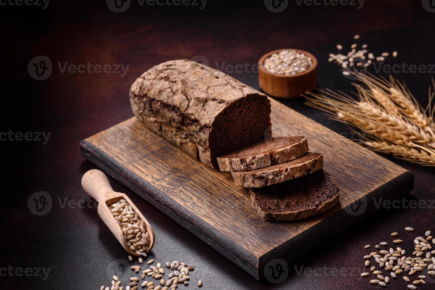 een brood van bruin brood met granen van granen Aan een houten snijdend bord foto