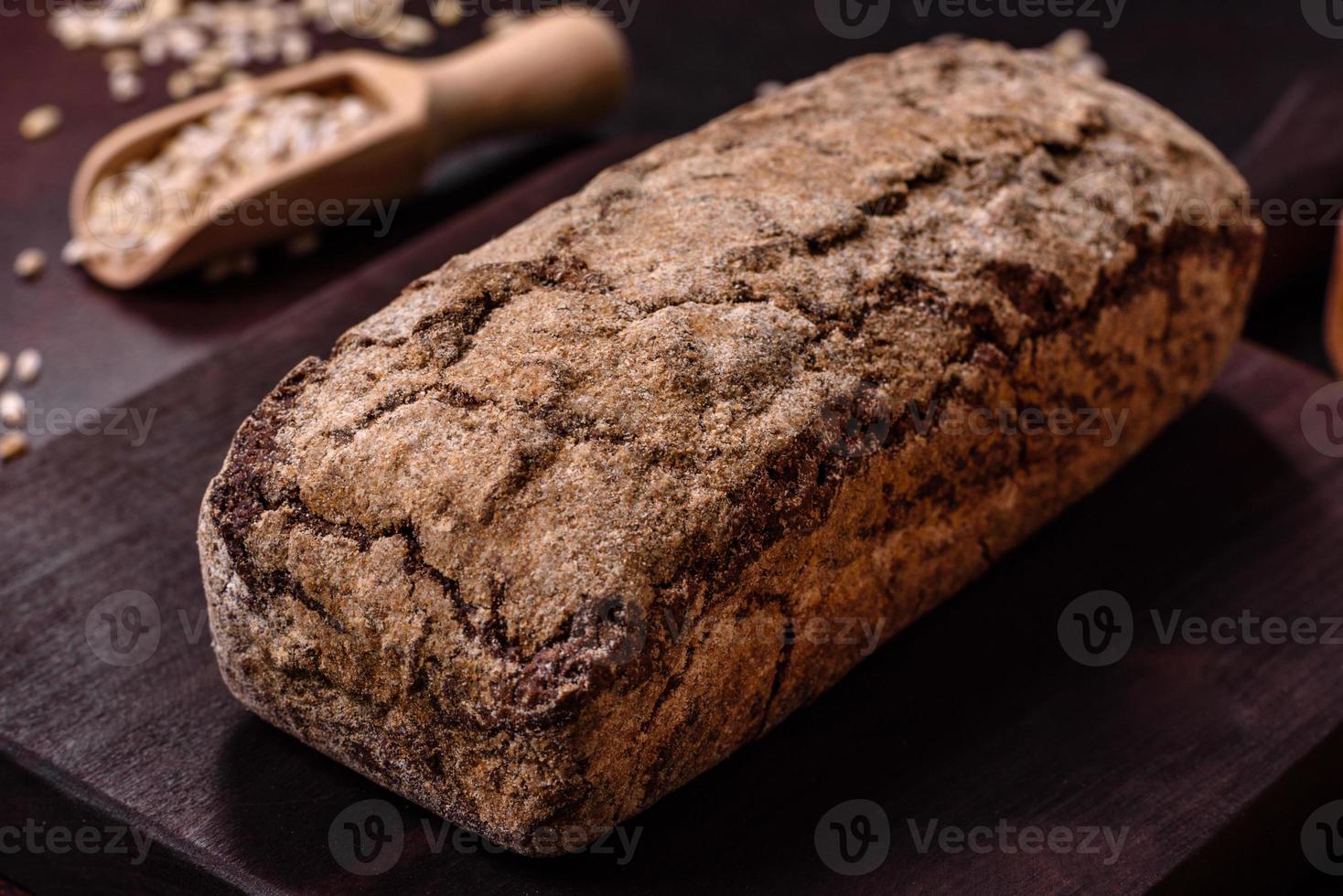 een brood van bruin brood met granen van granen Aan een houten snijdend bord foto