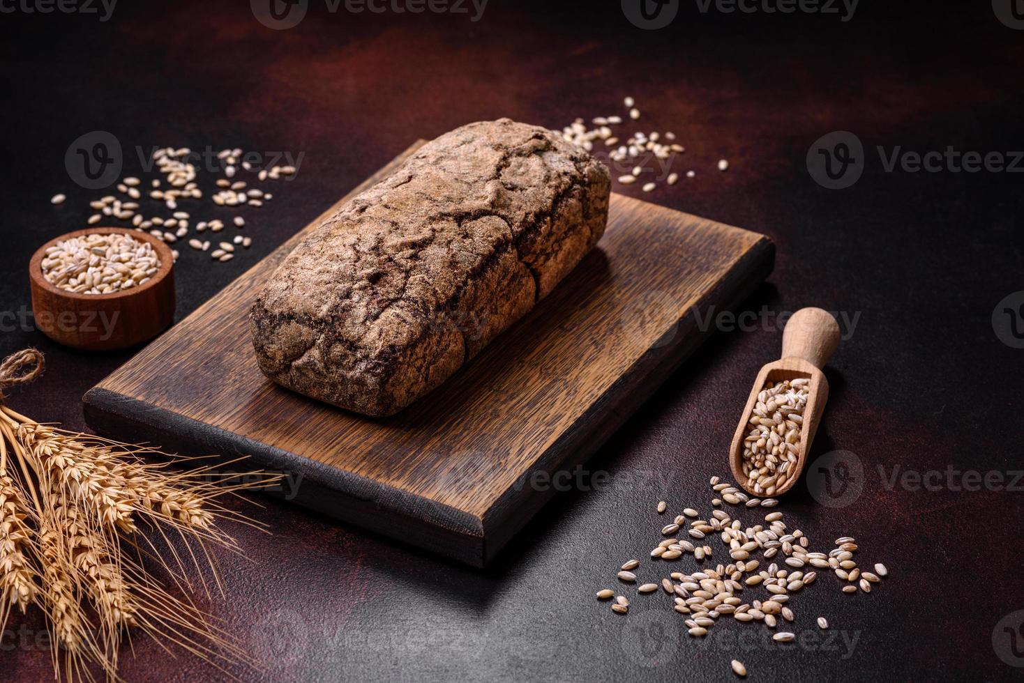 een brood van bruin brood met granen van granen Aan een houten snijdend bord foto