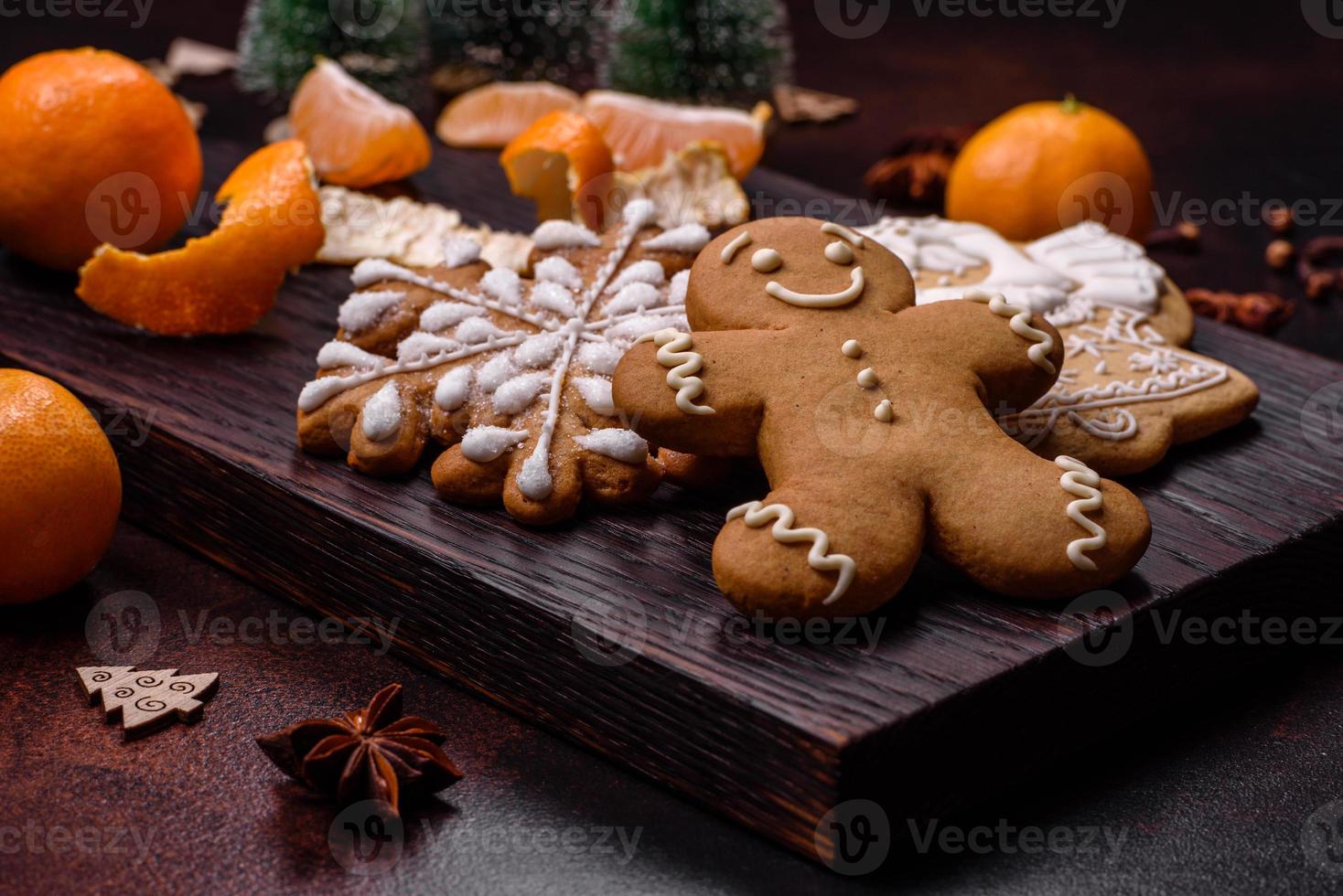 mooi Kerstmis decoraties met vakantie speelgoed, clementines en peperkoek foto