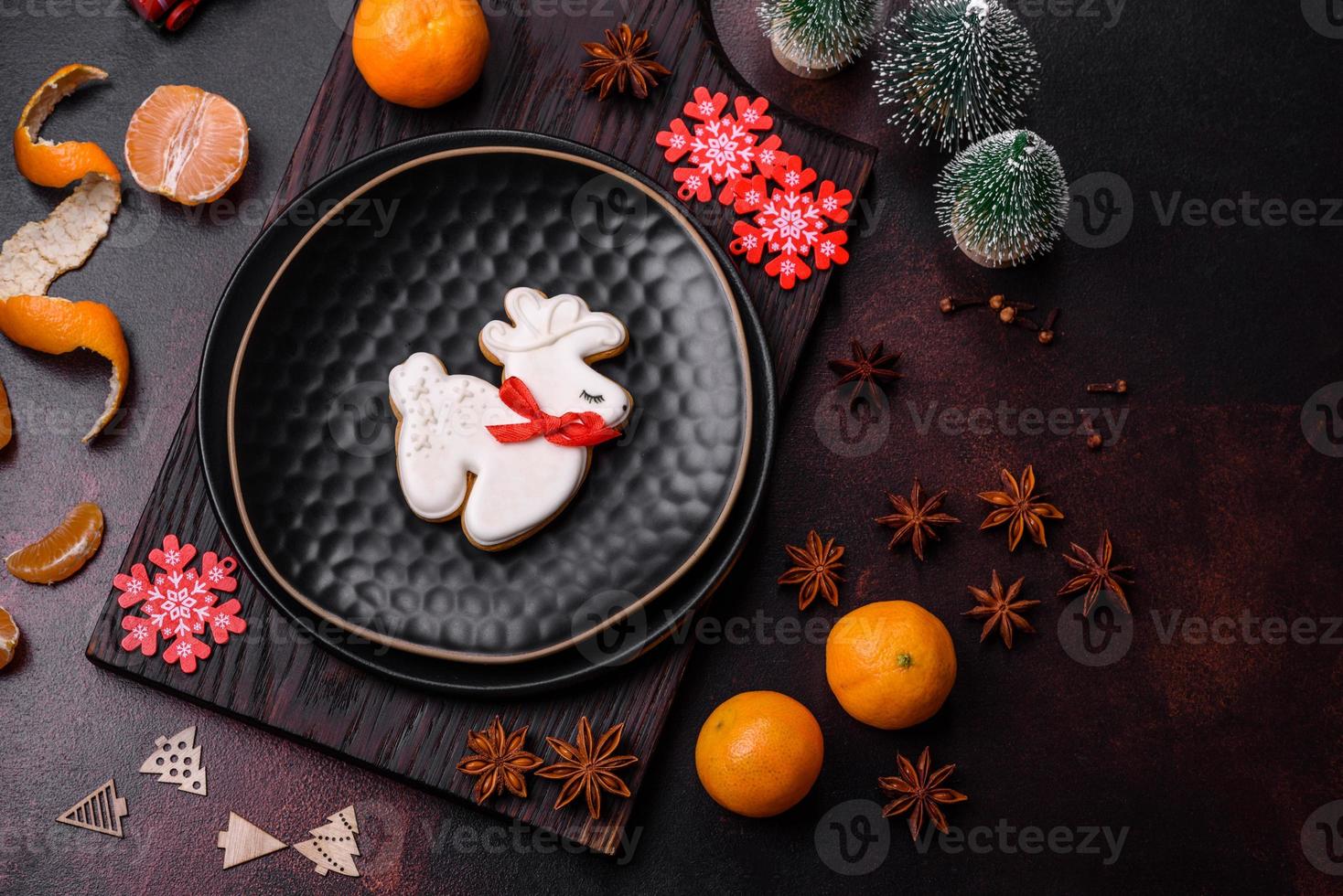 mooi Kerstmis decoraties met vakantie speelgoed, clementines en peperkoek foto