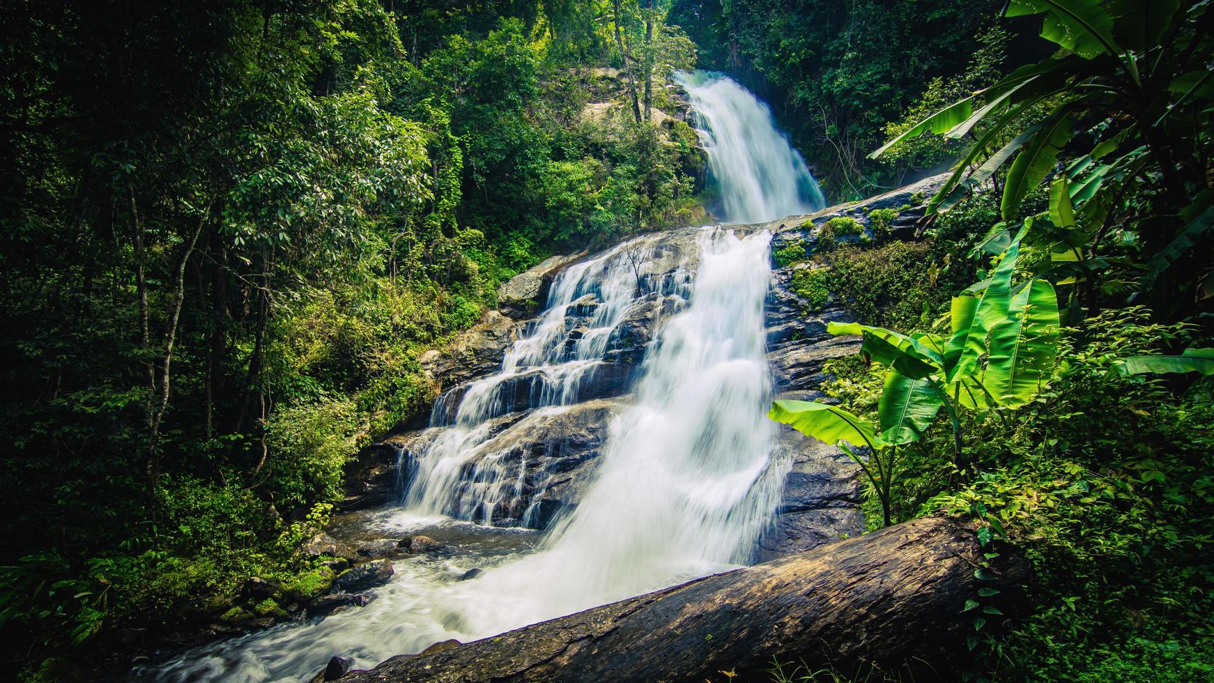 mooi huai sai luang waterval in inthanon nationaal park, Chiang mei, Thailand foto