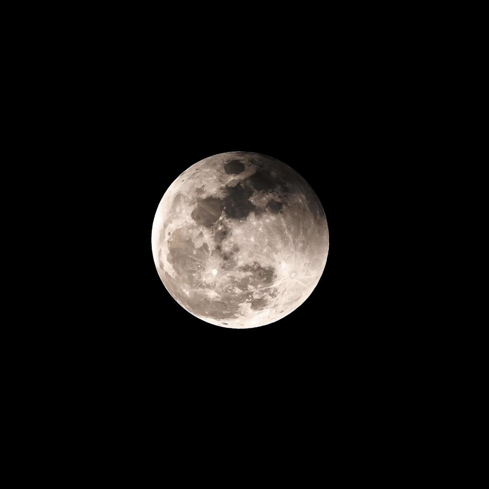 maan Aan de donker nacht donker achtergrond foto