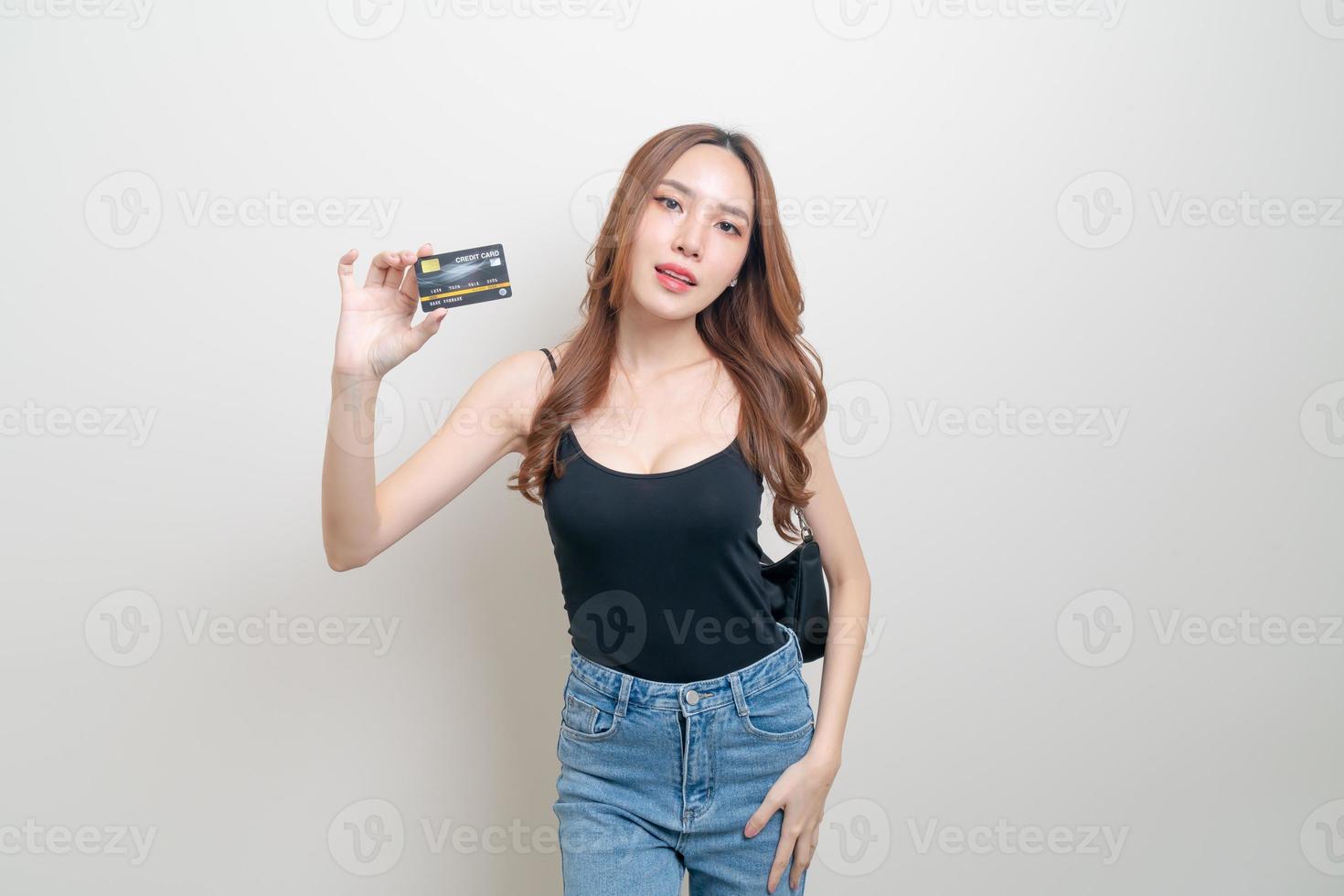 portret mooie aziatische vrouw met creditcard foto