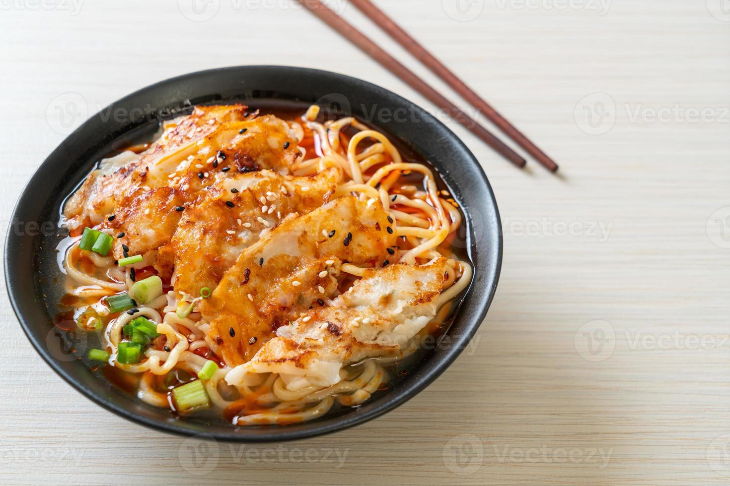 ramen noodles met gyoza of dumplings van varkensvlees foto