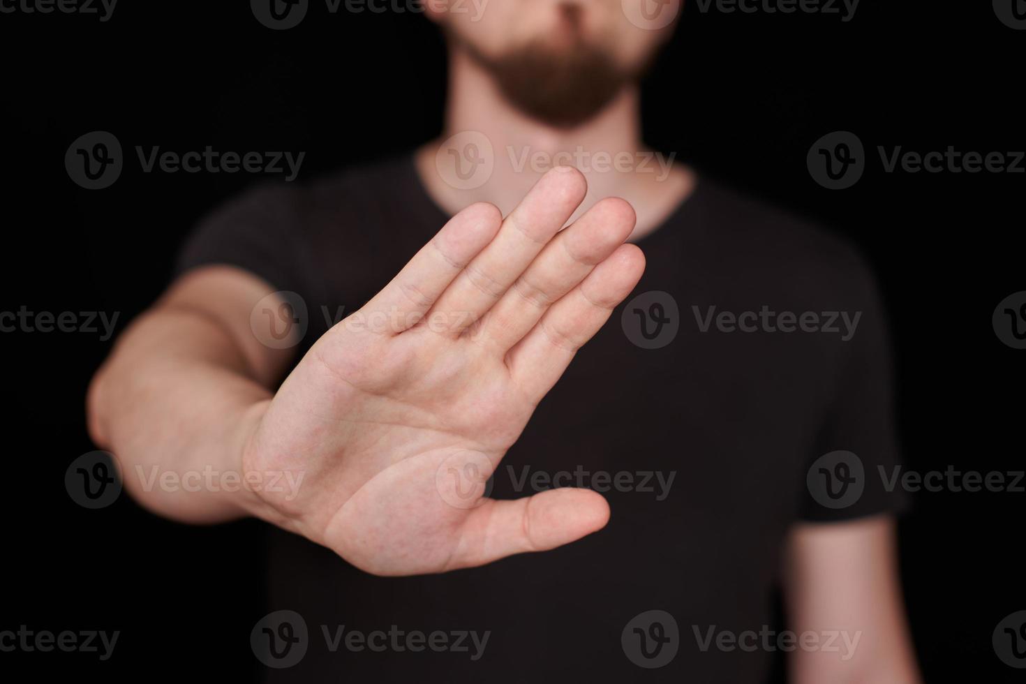 Mens in zwart t-shirt aan het doen hou op zingen foto