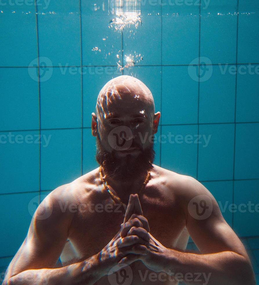 atletisch sport Mens onderwater- in de zwemmen zwembad. sport, yoga, vrij duiken concept foto