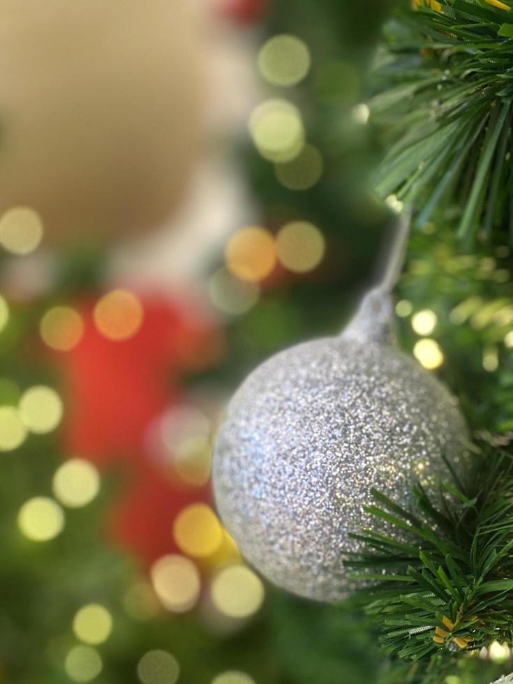 Kerstmis bal Aan boom achtergrond. gelukkig nieuw jaar en vrolijk Kerstmis 2023 viering concept foto