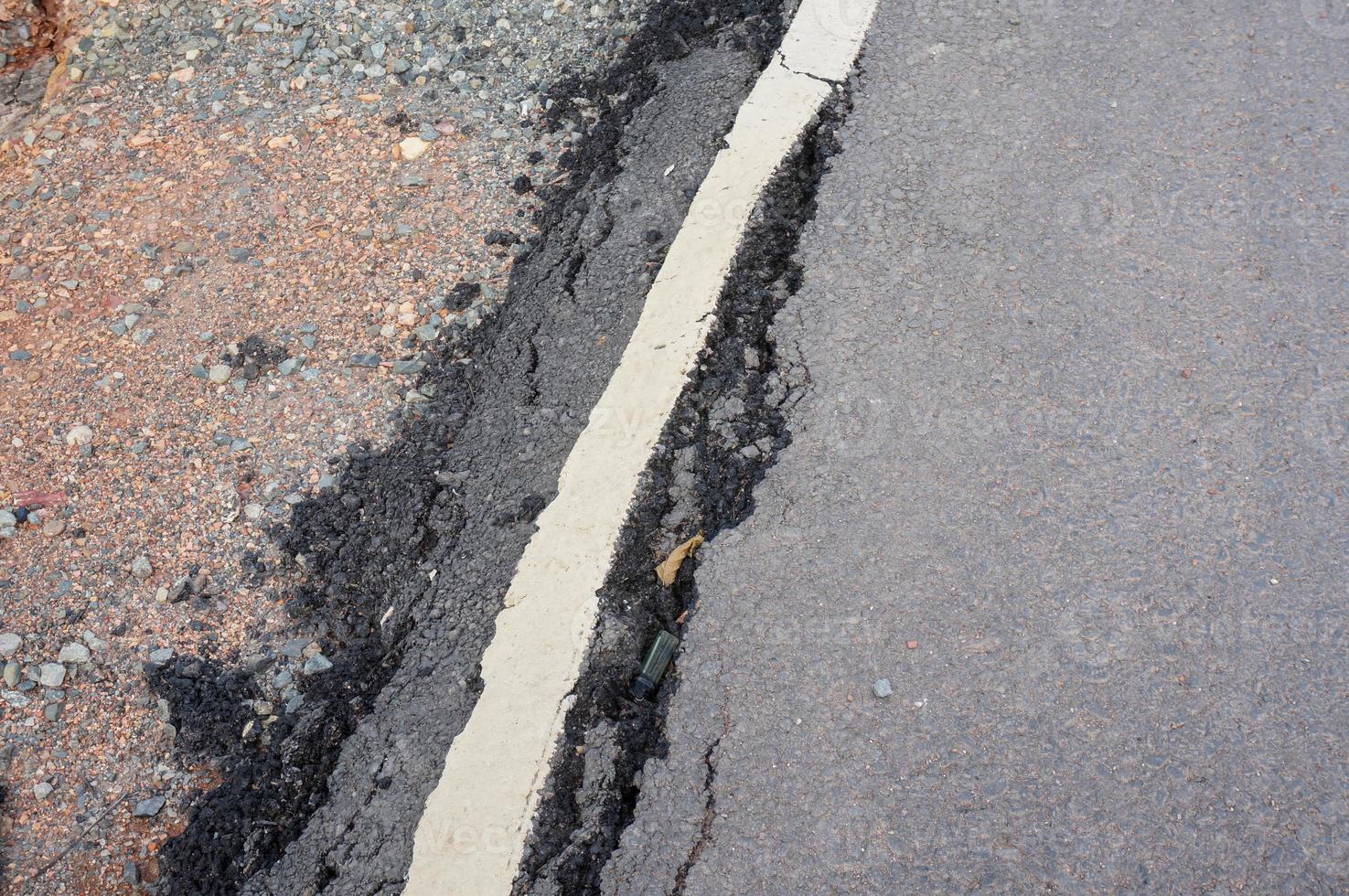 gebroken asfalt weg detail beeld foto