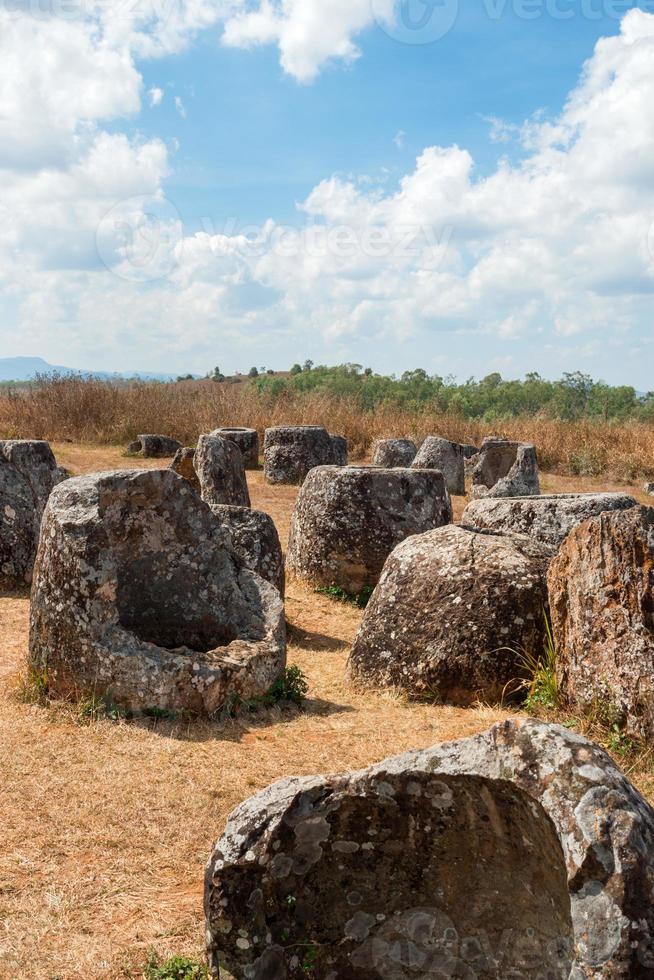 duidelijk van potten - uniek archeologisch landschap vernietigd van TROS bommen. xieng khouang provincie, Laos. foto