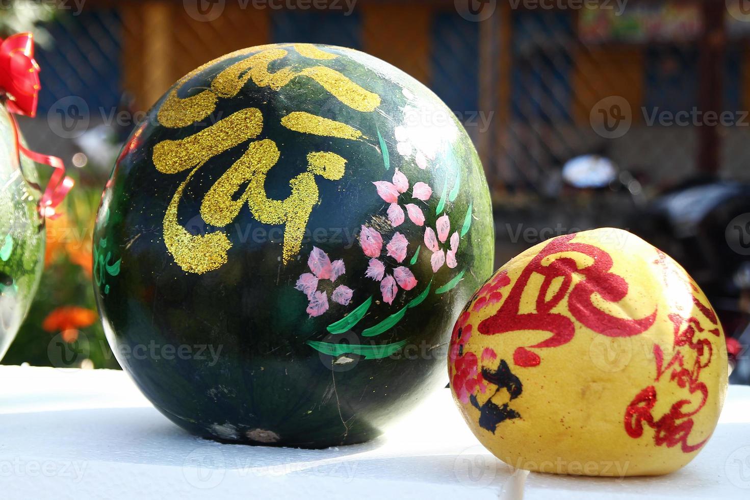 watermeloen en grapefruit versierd voor viering van Vietnamees nieuw jaar Aan een markt in Hoi een, Vietnam. de opschrift is vertaald - welvaart naar jij, fortuin. foto