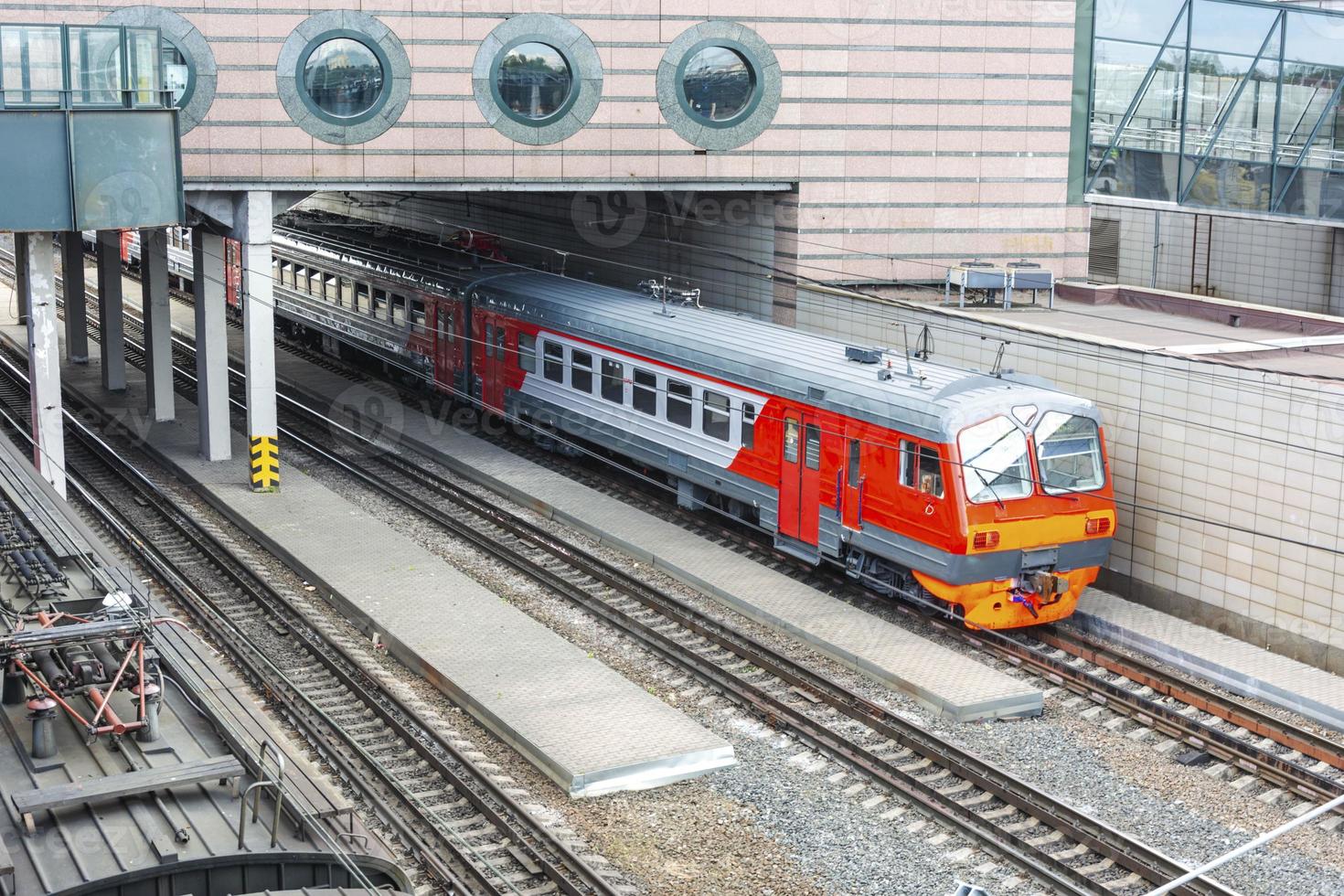 een passagier trein is staand Bij de station platform aan het wachten voor vertrek, st. petersburg, ladozjski spoorweg station foto