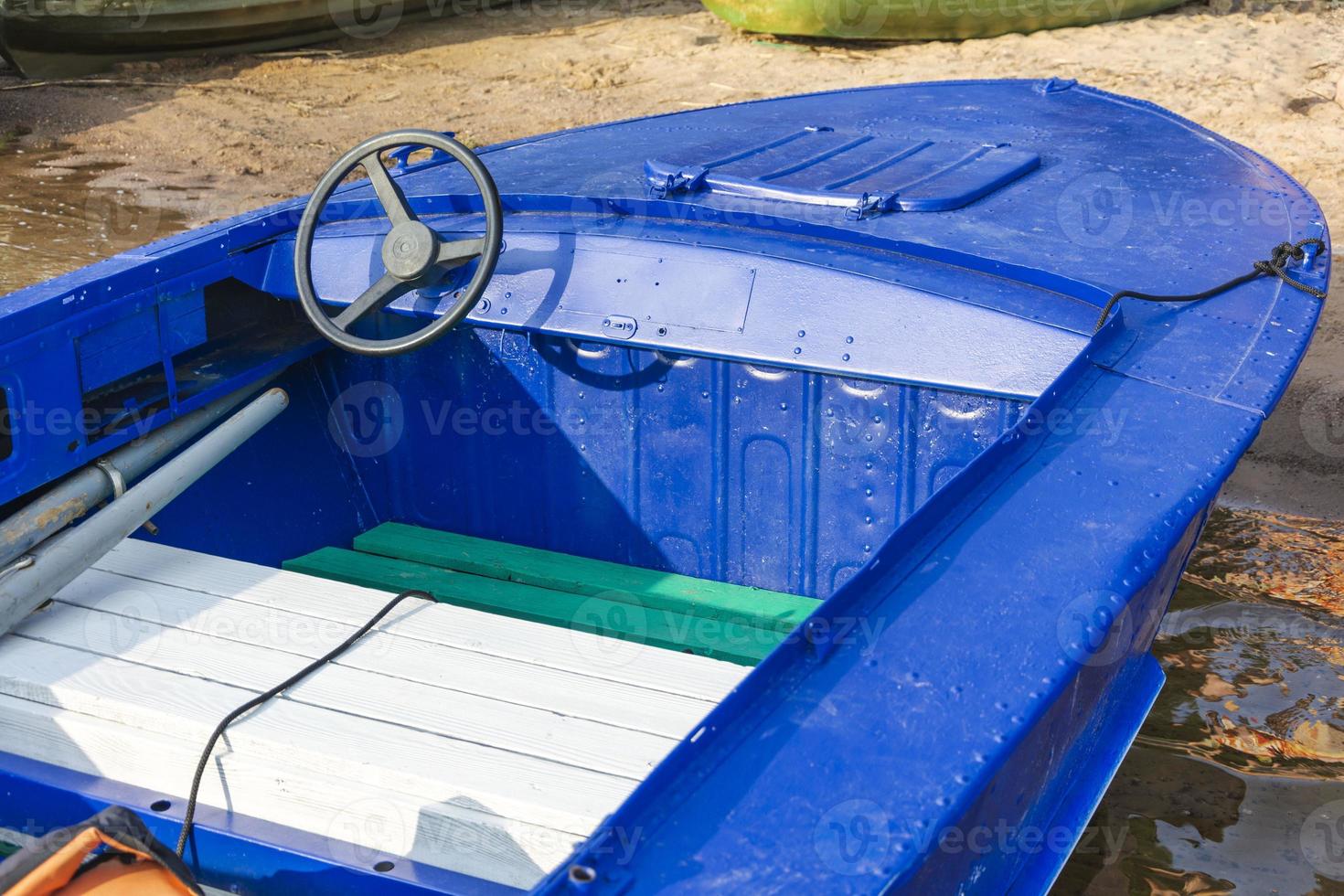 aluminium blauw visvangst boot met een motor in de buurt de meer oever, vissen, toerisme, actief recreatie, besturing wiel, stuurinrichting wiel, stuurhut, boot foto