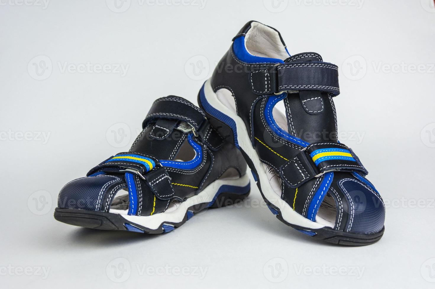 kinderen sandalen geïsoleerd Aan een wit achtergrond. kinderen schoenen. donker blauw kleur foto