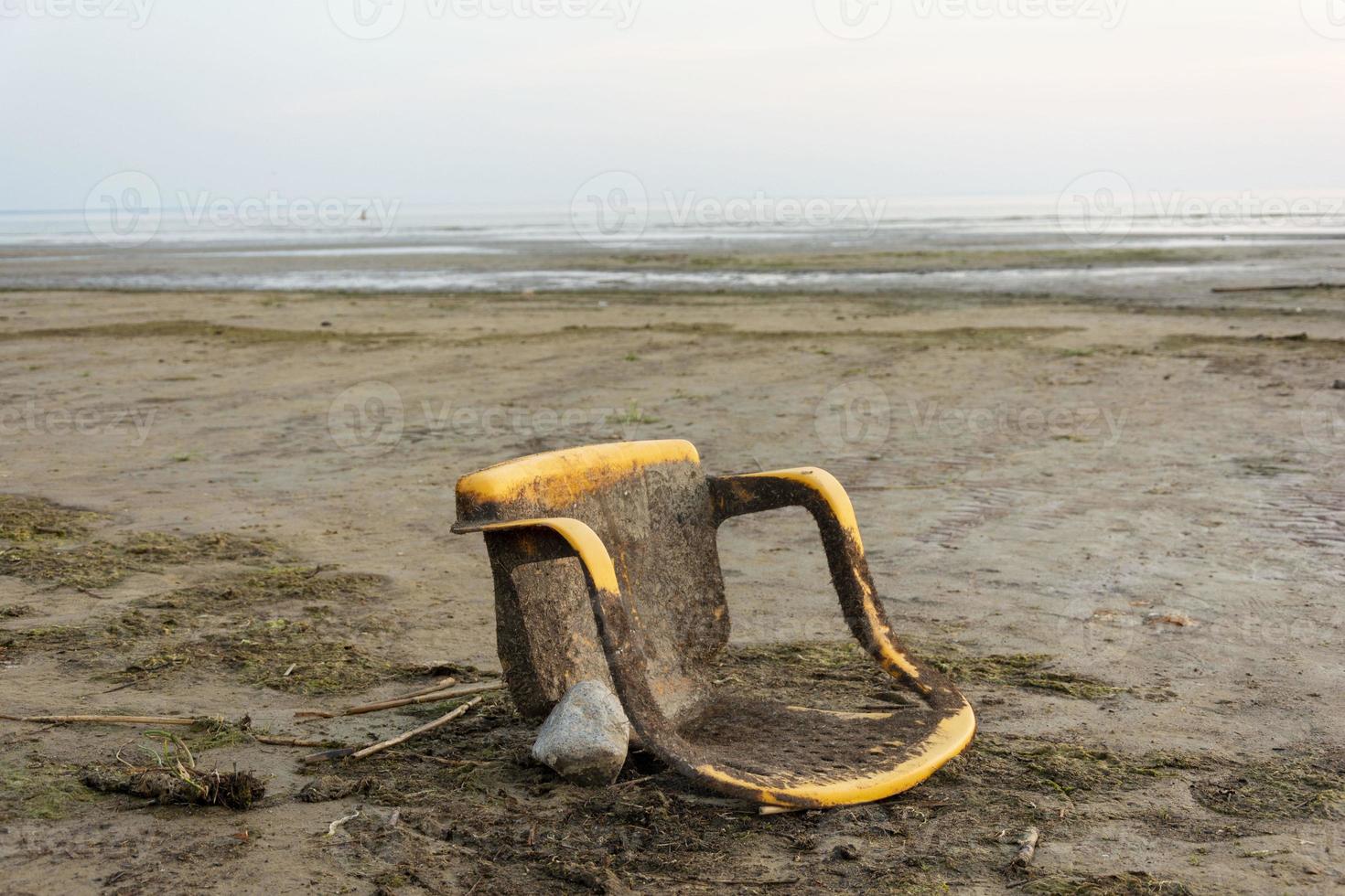 oud plastic stoel gewassen omhoog Aan de kust, zee baai, ecologie, milieu verontreiniging foto