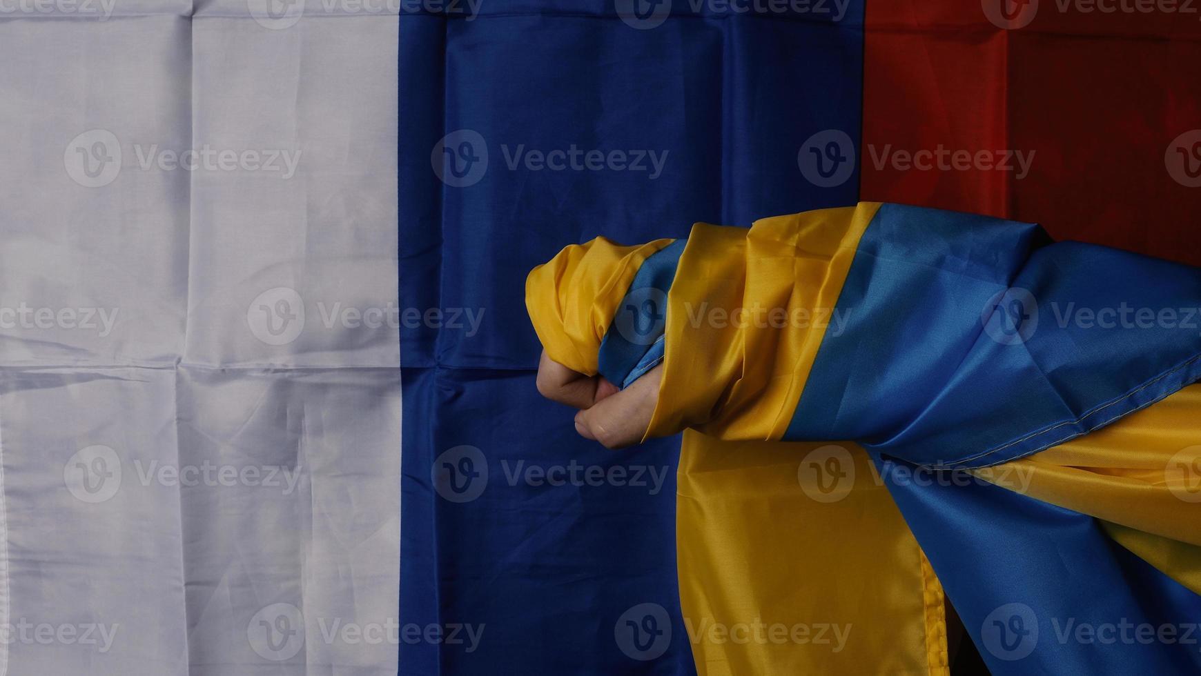 Russisch vlag en Oekraïne vlag in handen tonen symbool van worstelen oorlog foto