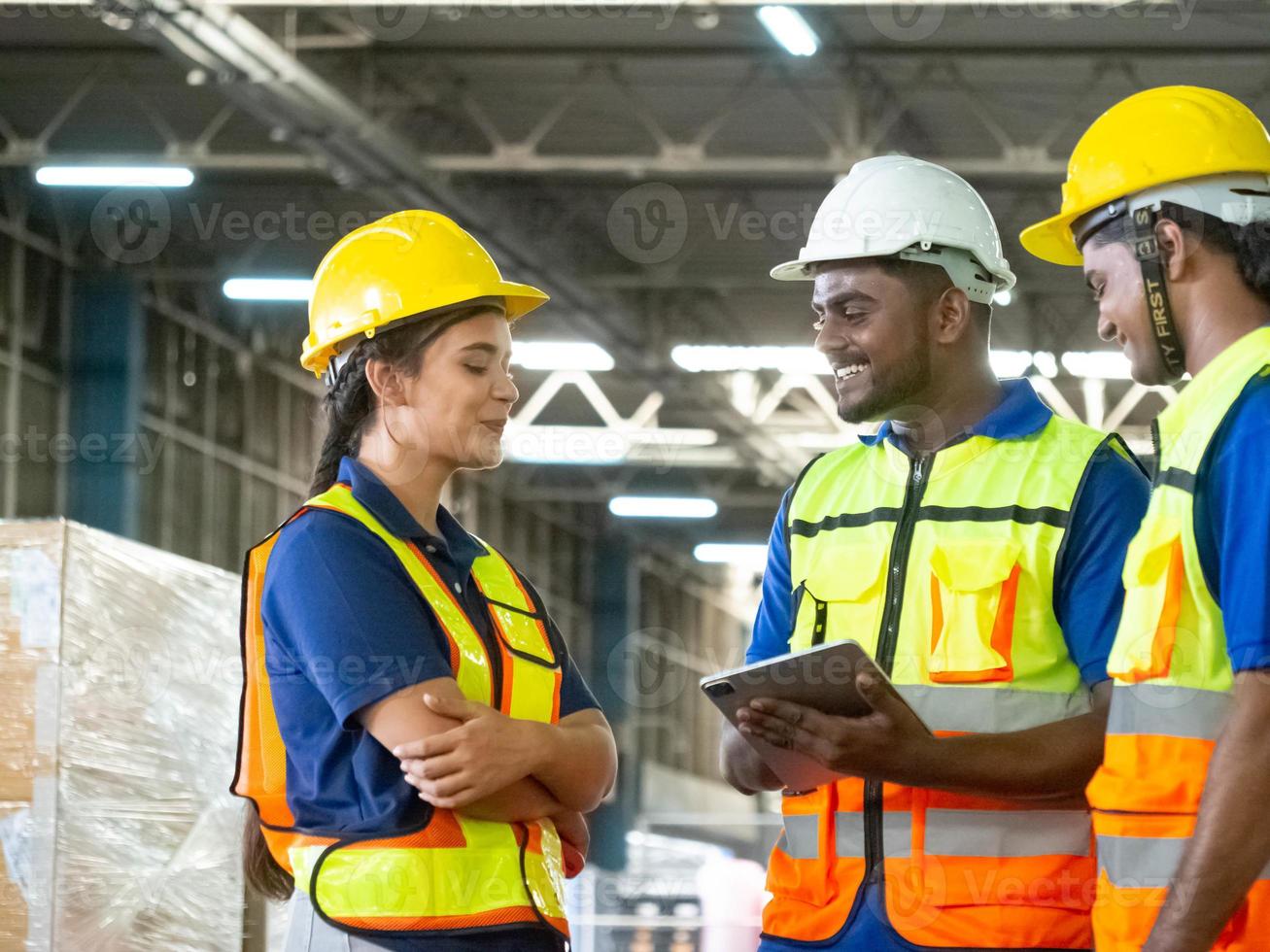 samenspel groep voorman ingenieur bedrijf Mens vrouw vrouw mannetje persoon mensen geel wit harde hoed helm veiligheid fabriek praten spreken discussie verslag doen van project plaats terminal magazijn architect planning foto