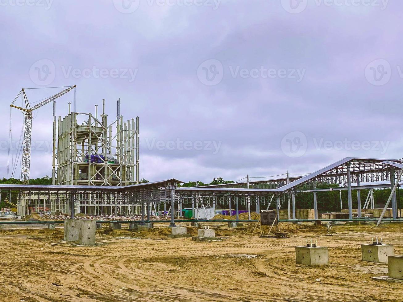 bouw van gebouwen en structuren in de industrieel complex. metaal structuren, versterking van de aarde. hoog bouw kranen Bij een bouw plaats foto