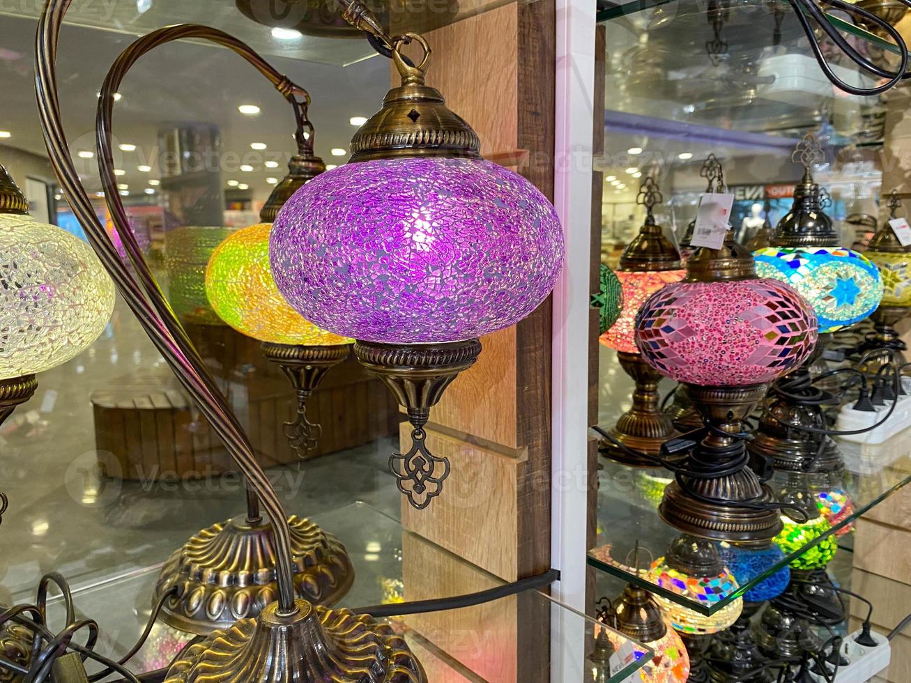 een mooi glas glimmend oosters decoratief Turks lamp in een toerist souvenir winkel foto