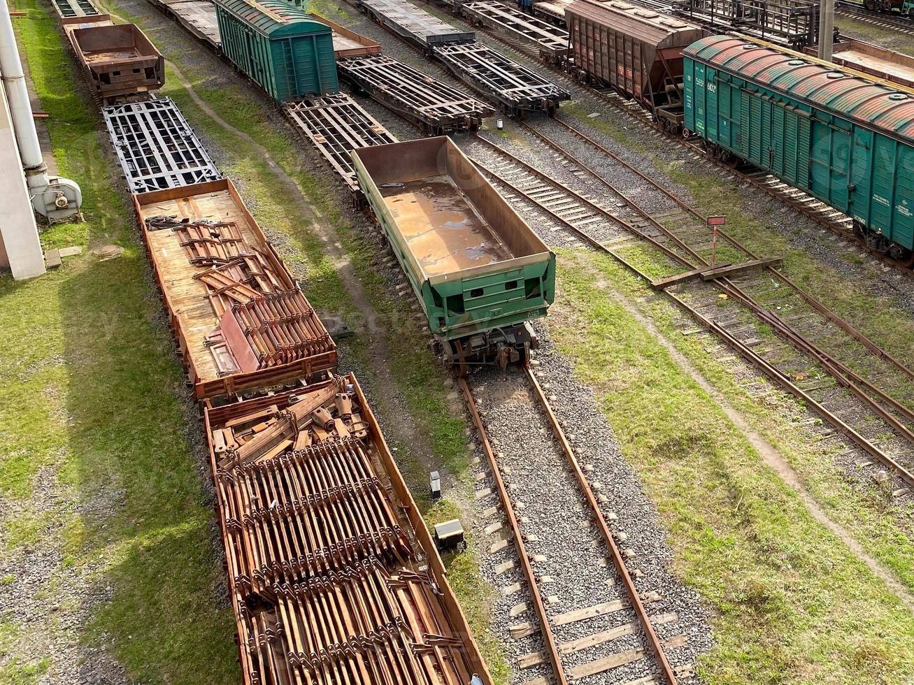 spoorweg tanks en wagons aan het wachten voor hun beurt voor bezig met laden en lossen foto