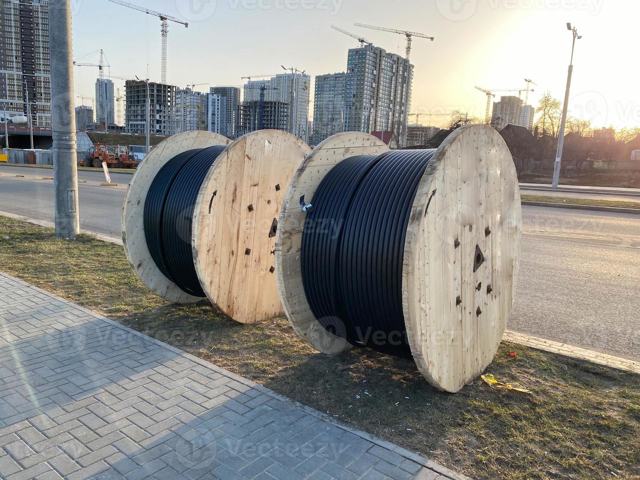 houten wikkelen van elektrisch draad buitenshuis. hoog en laag Spanning kabels in de opslag. groot kabel voor elektrisch werk foto