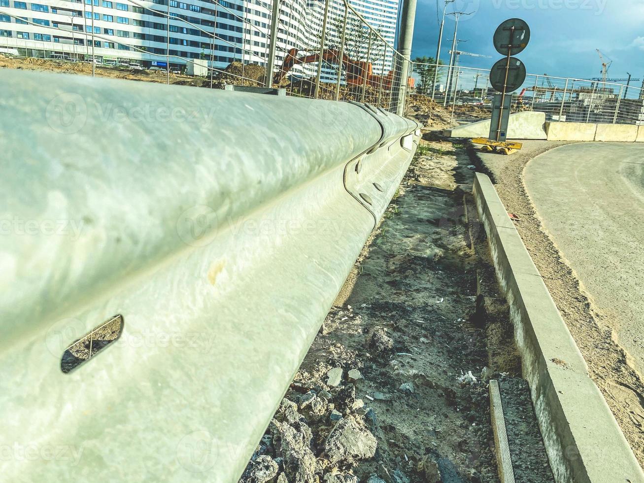 bouw van een nieuw Oppervlakte van de stad. de weg is omheind met beschermend elementen, de bouw van de snelweg. beschermend elementen Aan de trottoir naar verbieden de beweging van voetgangers foto