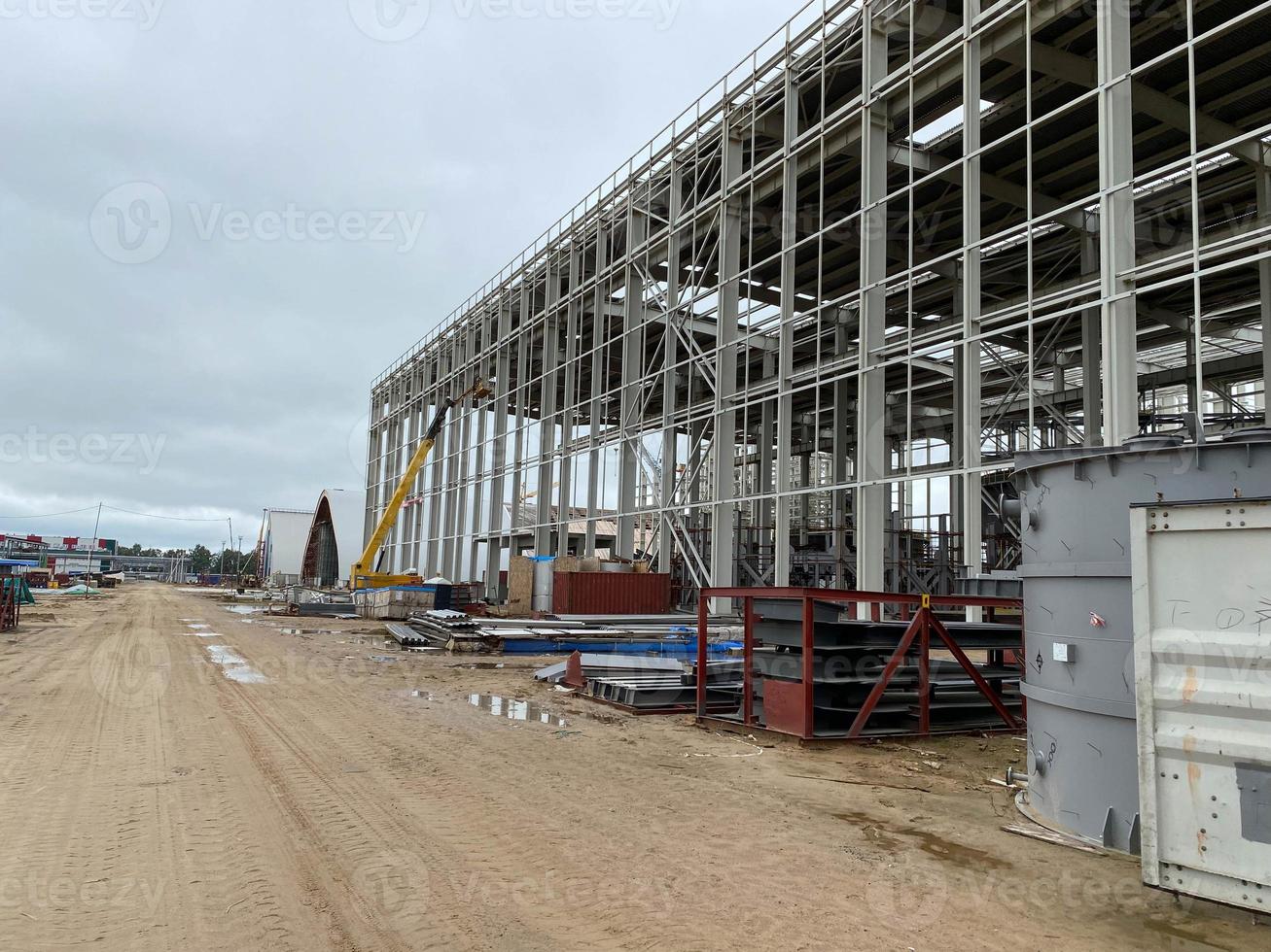 bouw industrie beton fabriek structuur Aan een Doorzichtig blauw lucht foto