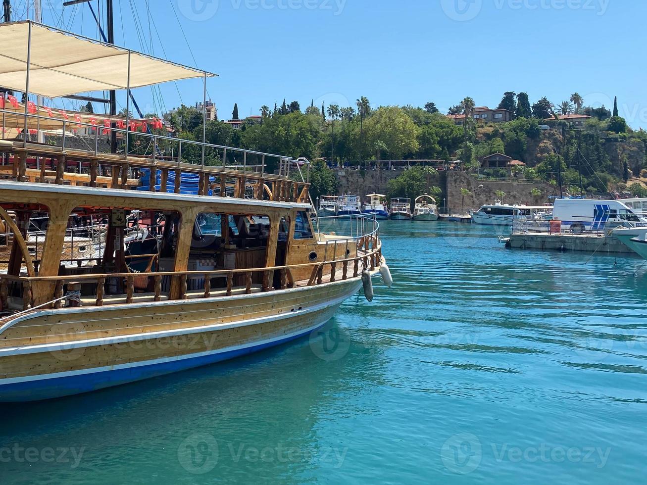 zee jachten in jacht haven bodrum. zeilen zonsondergang tafereel. zonsondergang jachten visie. jachten in zonsondergang baai. yalikavak Bodrum jachthaven, het zeilen boten en jachten in Bodrum foto