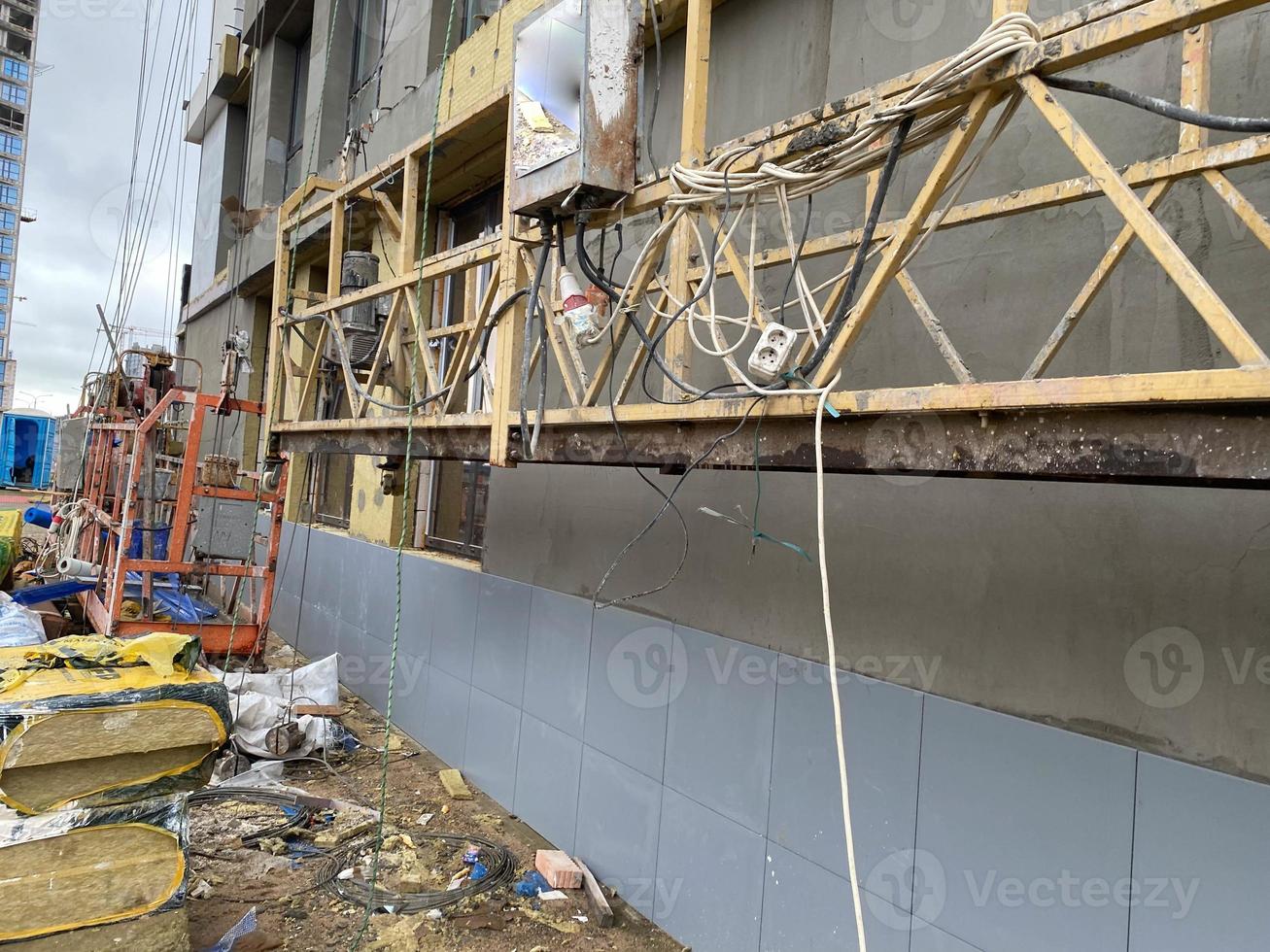 afwerking de facade van een monolithisch gebouw gemaakt van beton en gas- silicaat blokken met mineraal wol isolatie foto