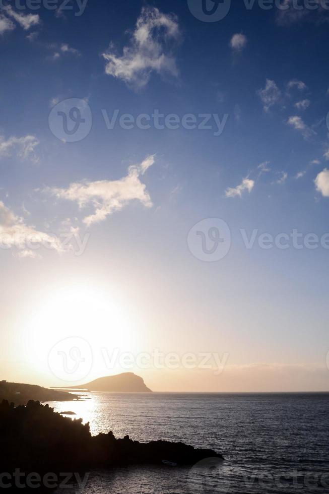 uitzicht op de blauwe oceaan foto