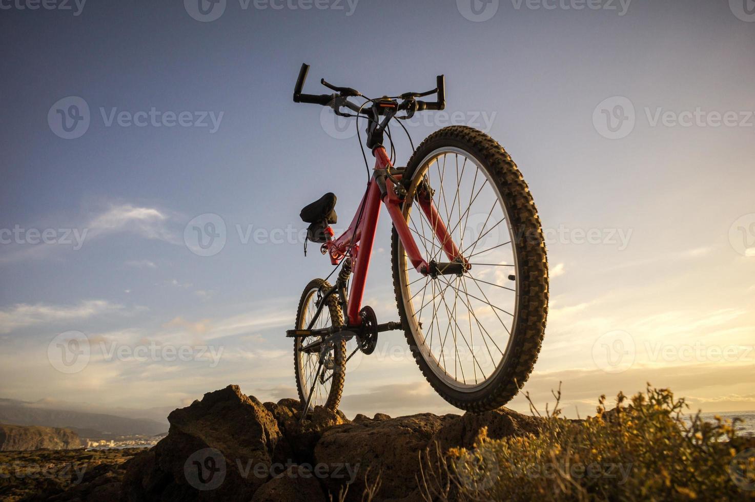fiets Bij zonsondergang foto