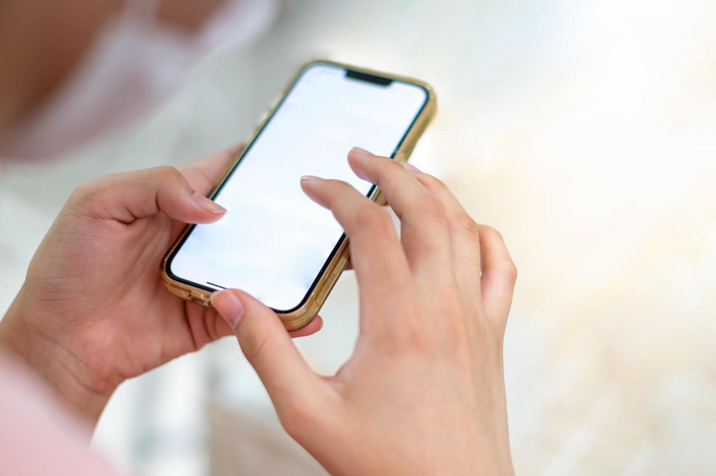 vrouw hand- gebruik makend van slim telefoon mobiele telefoon voor belt, sociaal media, mobiel web surfing of boodschappen doen online. foto