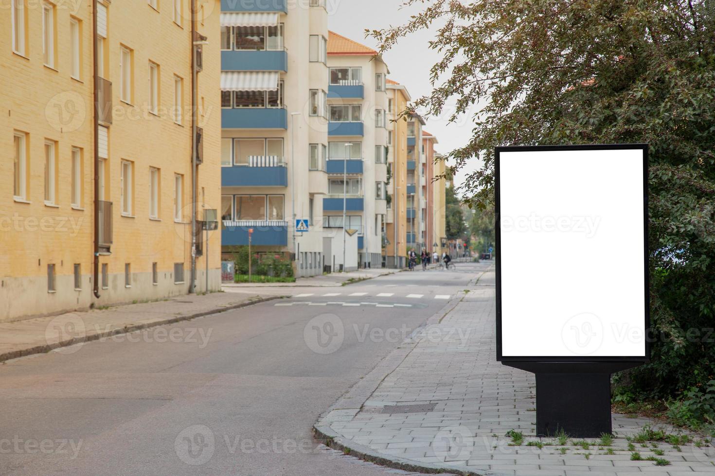 blanco aanplakbord bespotten omhoog Aan stad weg voor tekst bericht of inhoud. foto