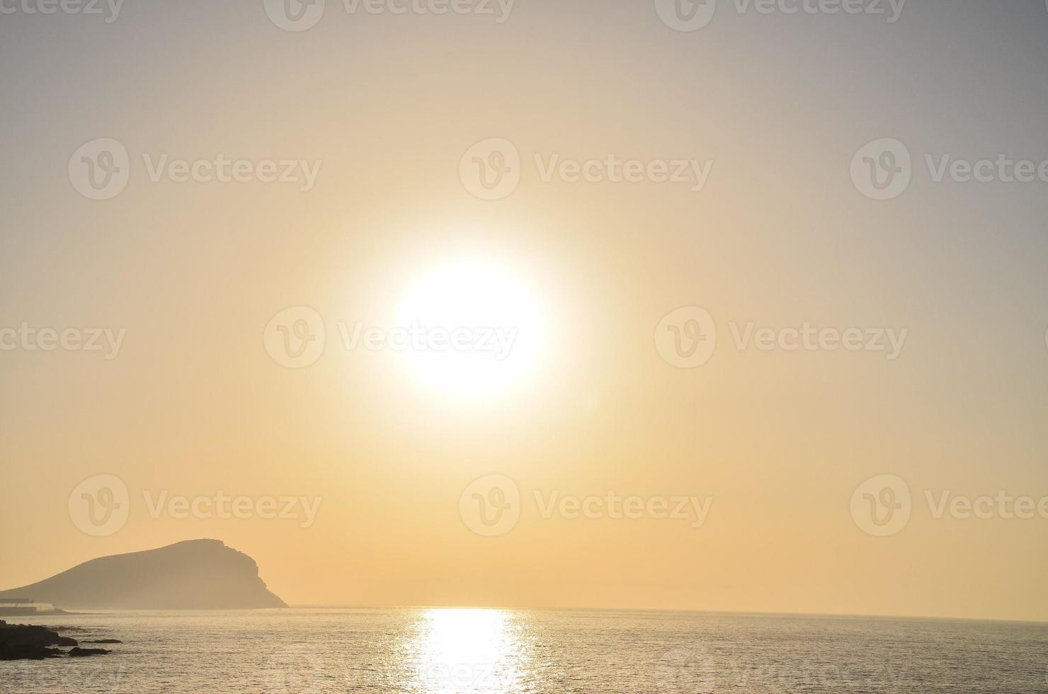 zonsondergang over de oceaan foto