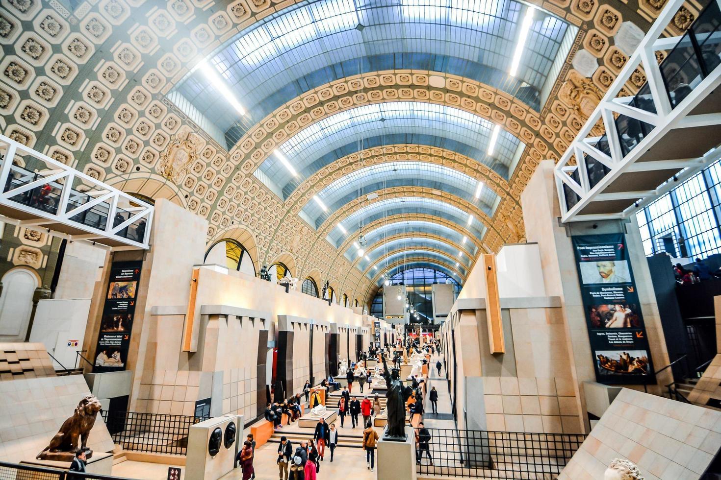 niet geïdentificeerd mensen en artwork in de musee d orsay in Parijs, Frankrijk, ongeveer oktober 2022 foto