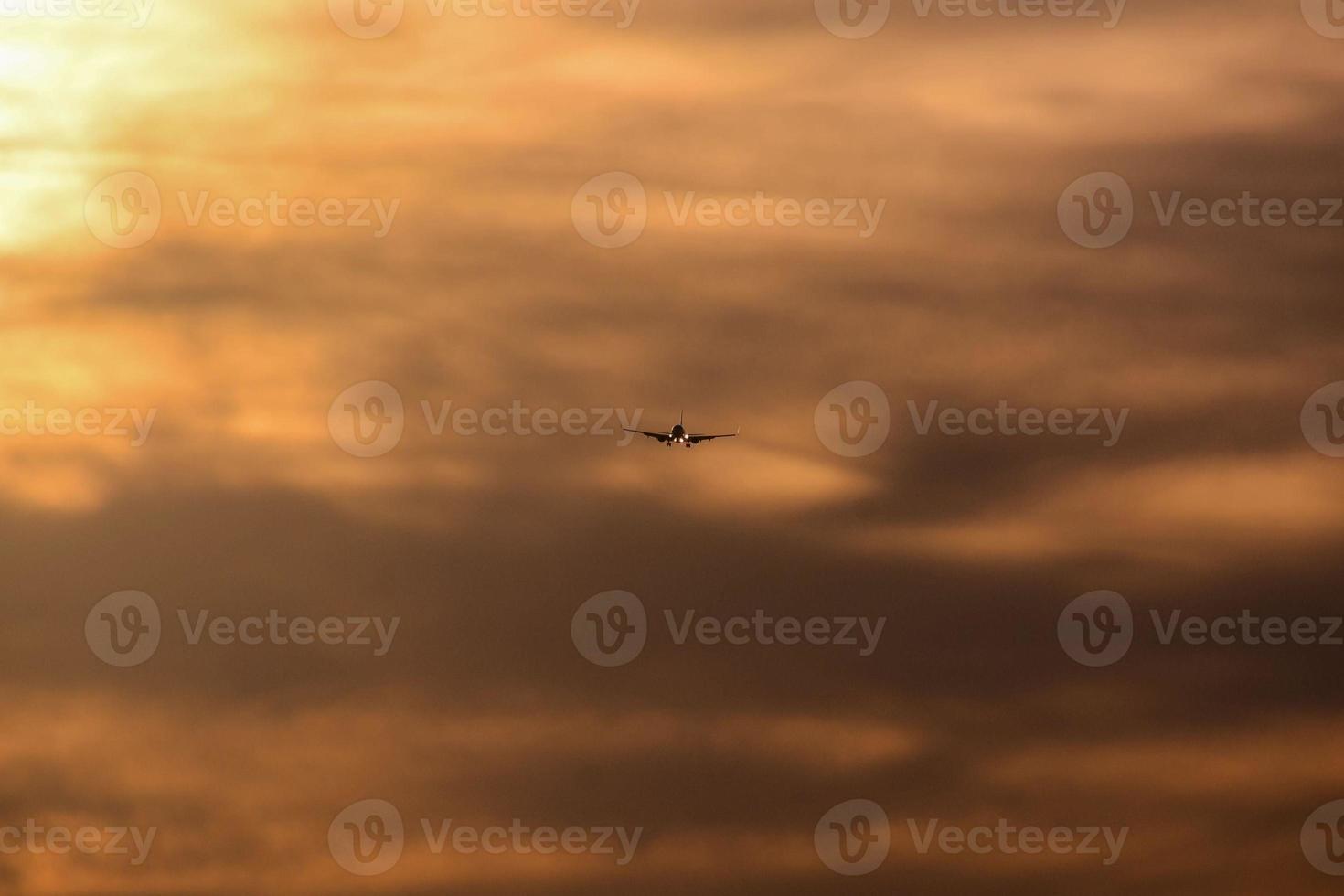 kleurrijk lucht Bij zonsondergang foto