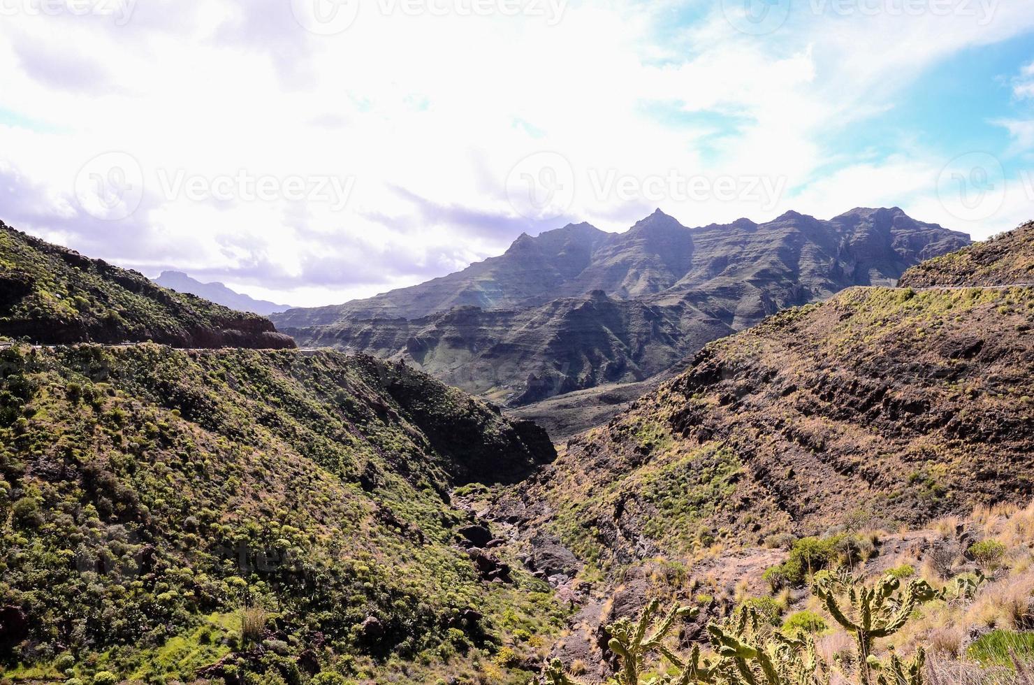 rotsachtig landschap Aan de kanarie eilanden foto