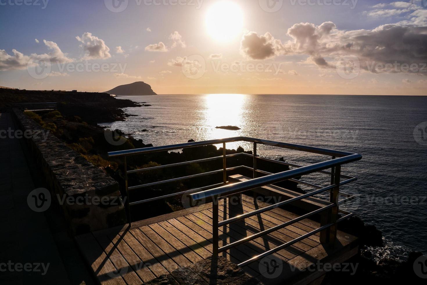 zonsondergang over de oceaan foto