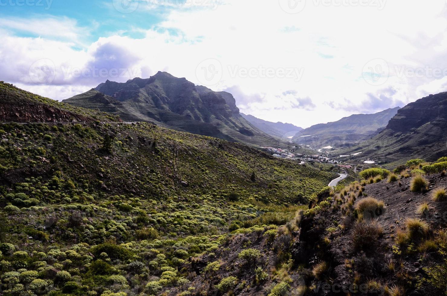 rotsachtig landschap Aan de kanarie eilanden foto