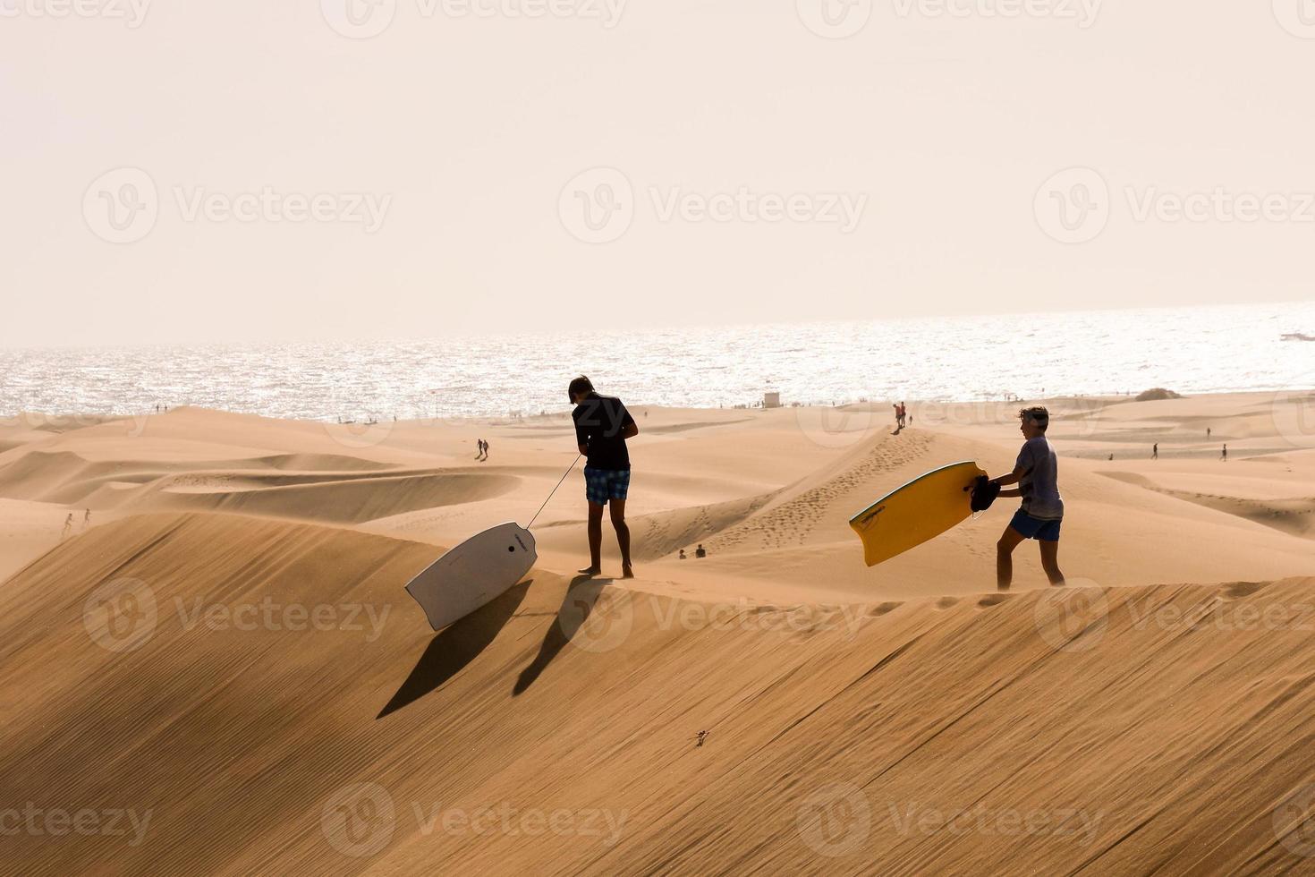 mensen Aan zand duinen foto