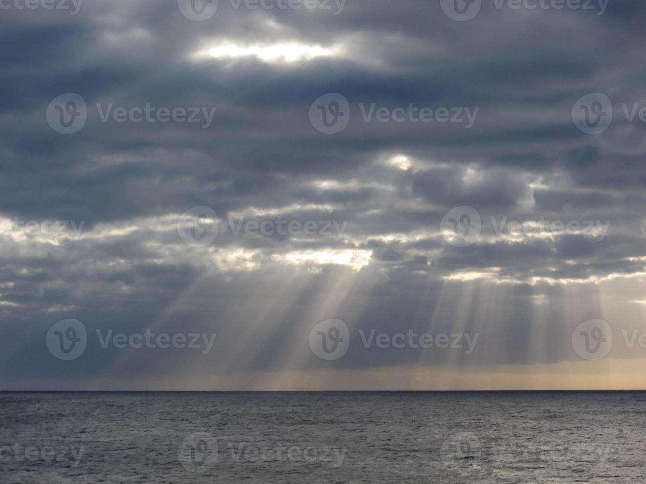 humeurig oceaan zonsondergang foto