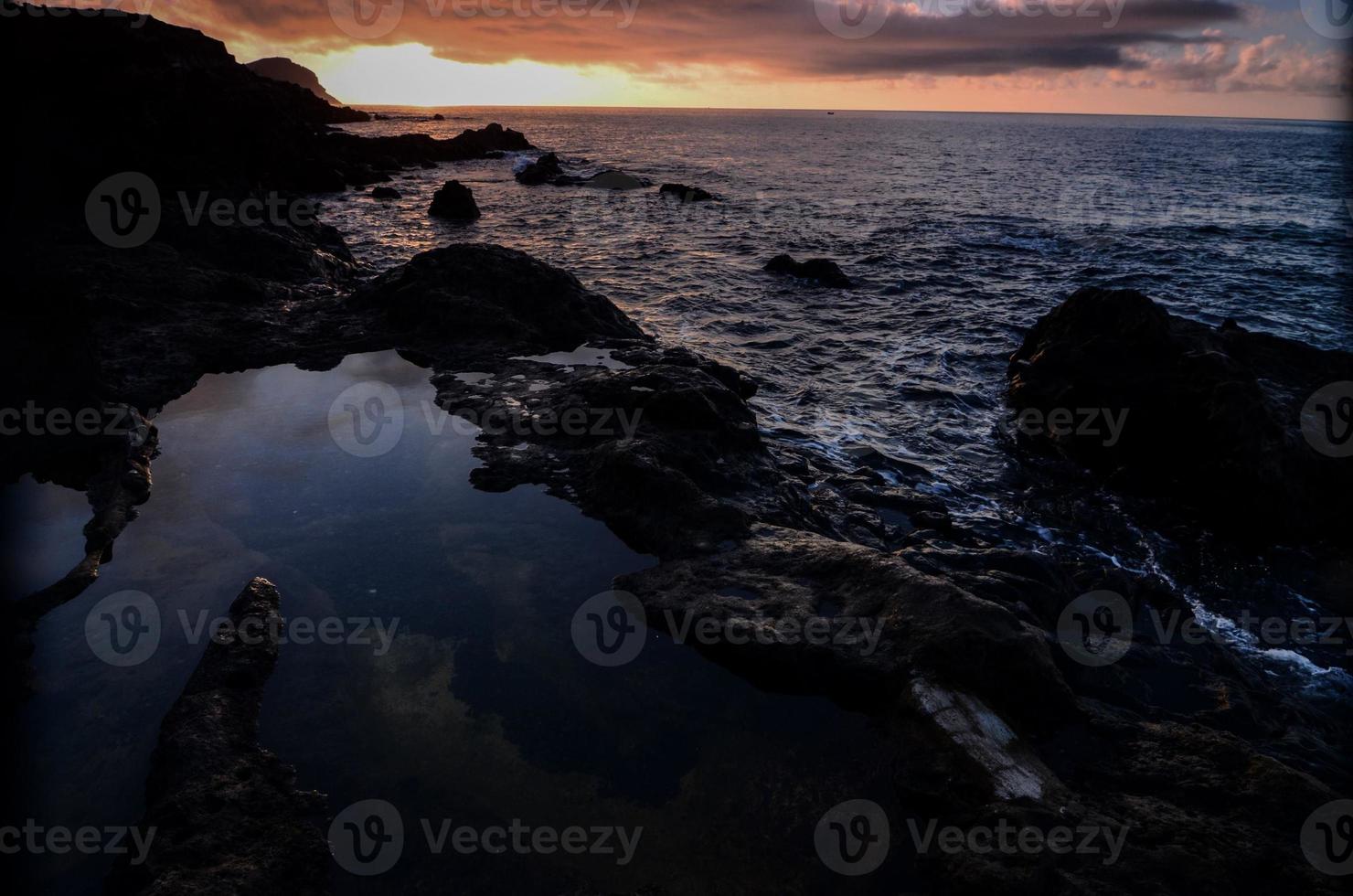 zonsondergang over de oceaan foto