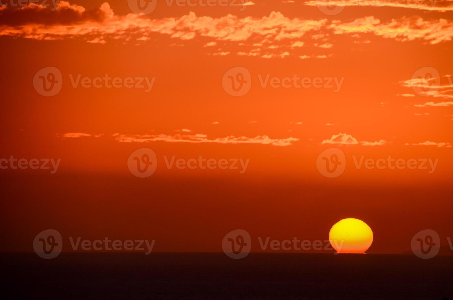 zonsondergang over de oceaan foto